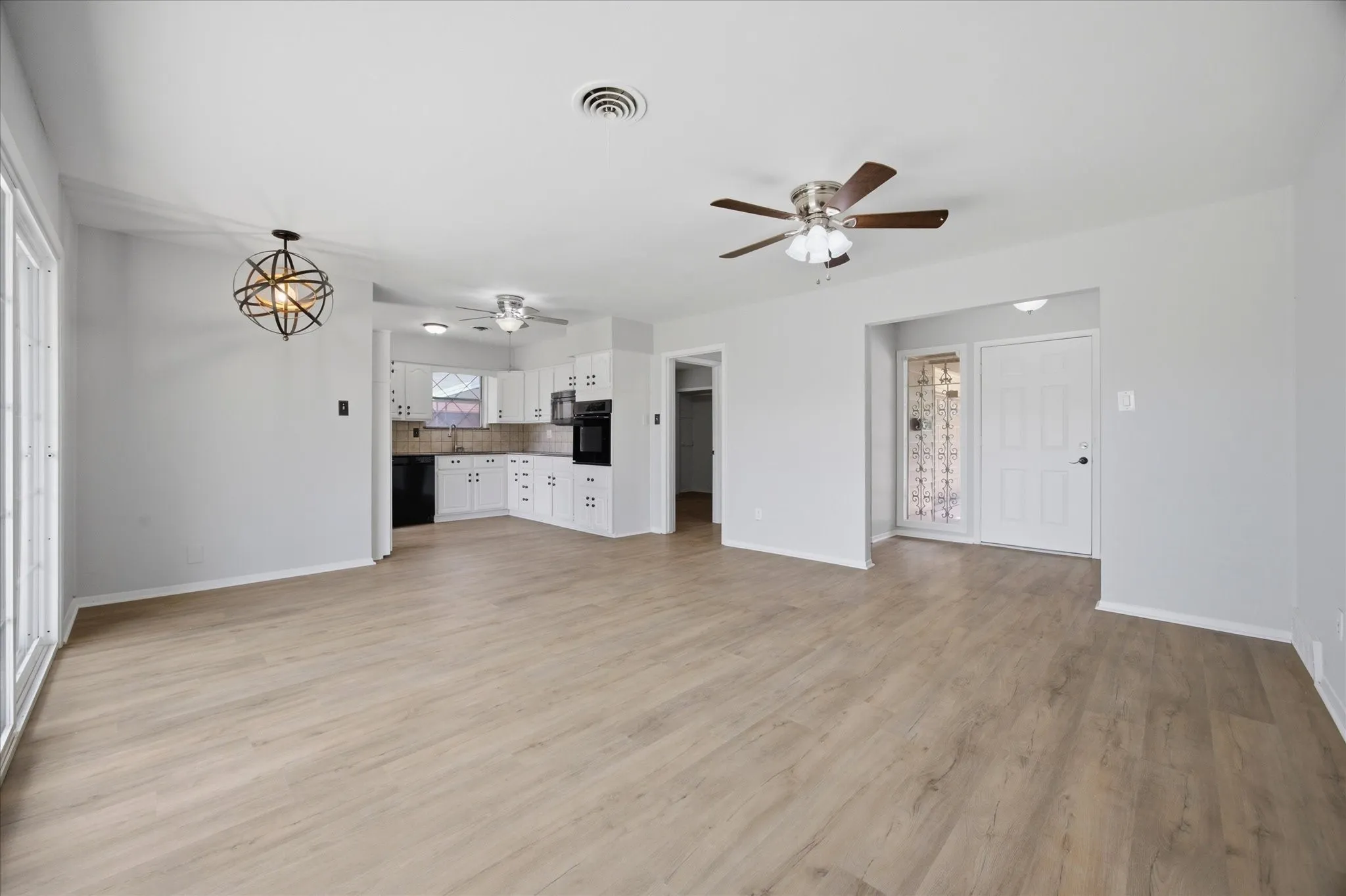 Single Family Residence For Sale in Dallas County , 2210 Fairfax Drive, Irving, Texas 75060, 3 Bedroom, 2 Bathroom, 2 Garage spaces, 1,162 Sqft, built in 1961, mls#21322681, Real Estate Agent in Irving, Homes For Sale in Dallas county, Homes For Sale in Irving, Realtor in Irving Texas, Real Estate Brokerage Independent Realty Texas, Luminita Cordes Realtor