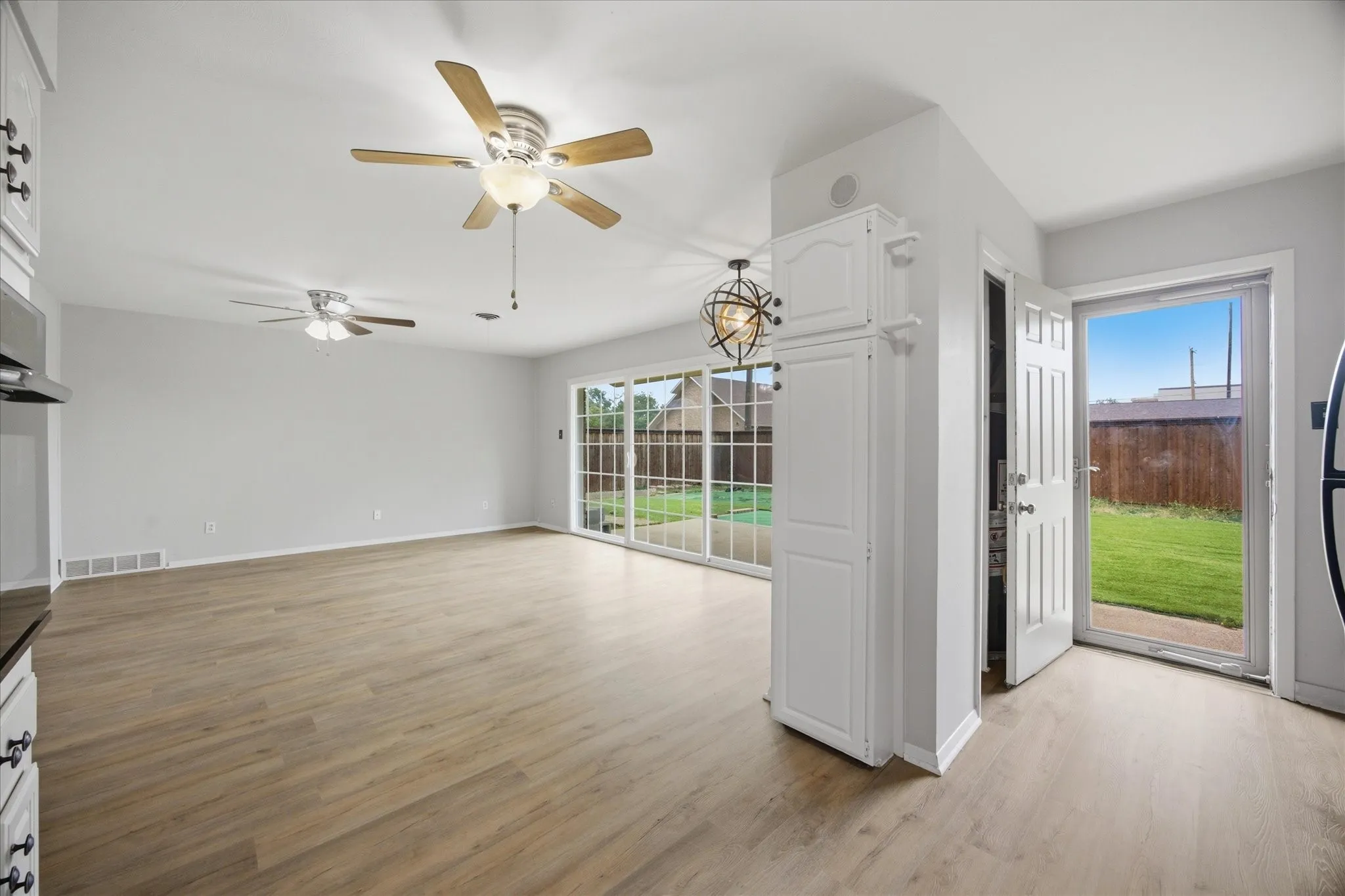 Single Family Residence For Sale in Dallas County , 2210 Fairfax Drive, Irving, Texas 75060, 3 Bedroom, 2 Bathroom, 2 Garage spaces, 1,162 Sqft, built in 1961, mls#21322681, Real Estate Agent in Irving, Homes For Sale in Dallas county, Homes For Sale in Irving, Realtor in Irving Texas, Real Estate Brokerage Independent Realty Texas, Luminita Cordes Realtor