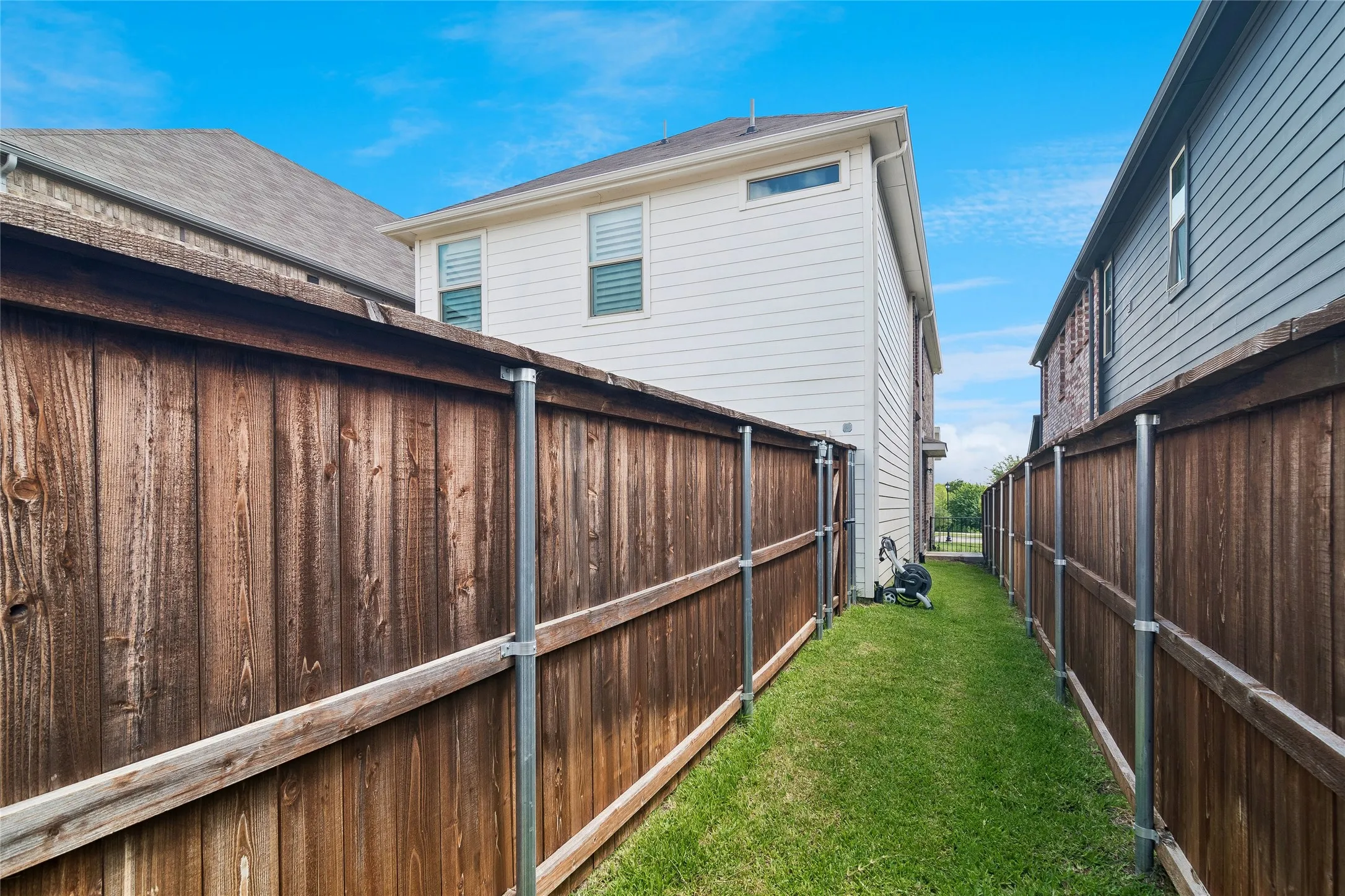 Single Family Residence For Sale in Dallas County , 7526 Ezra Mews, Rowlett, Texas 75089, 3 Bedroom, 3 Bathroom, 2 Garage spaces, 1,894 Sqft, built in 2021, mls#21326813, Real Estate Agent in Rowlett, Homes For Sale in Dallas county, Homes For Sale in Rowlett, Realtor in Rowlett Texas, Real Estate Brokerage Independent Realty Texas, Luminita Cordes Realtor