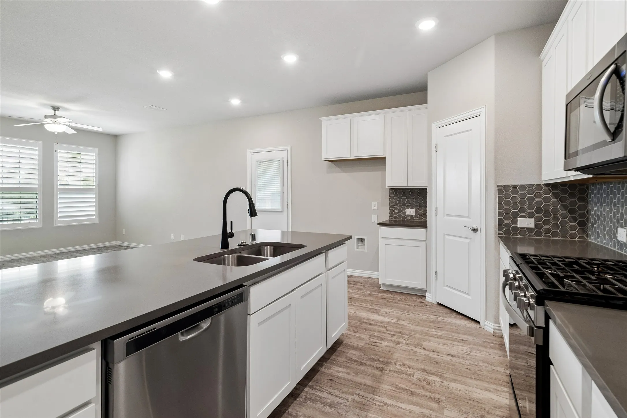 Single Family Residence For Sale in Dallas County , 7526 Ezra Mews, Rowlett, Texas 75089, 3 Bedroom, 3 Bathroom, 2 Garage spaces, 1,894 Sqft, built in 2021, mls#21326813, Real Estate Agent in Rowlett, Homes For Sale in Dallas county, Homes For Sale in Rowlett, Realtor in Rowlett Texas, Real Estate Brokerage Independent Realty Texas, Luminita Cordes Realtor