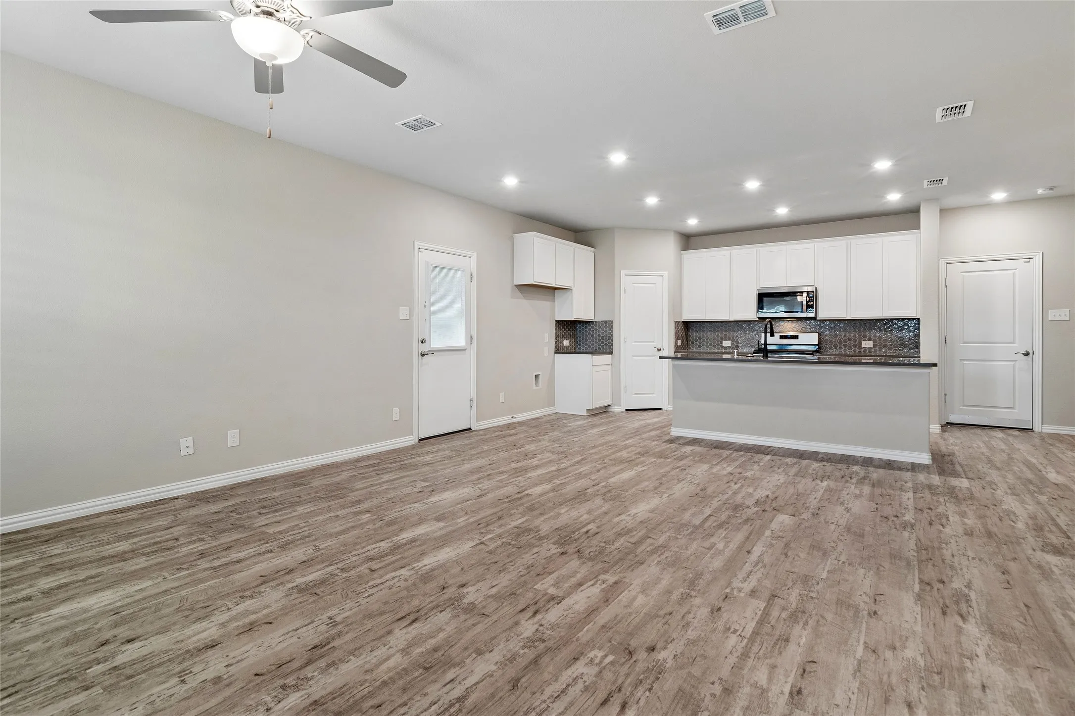 Single Family Residence For Sale in Dallas County , 7526 Ezra Mews, Rowlett, Texas 75089, 3 Bedroom, 3 Bathroom, 2 Garage spaces, 1,894 Sqft, built in 2021, mls#21326813, Real Estate Agent in Rowlett, Homes For Sale in Dallas county, Homes For Sale in Rowlett, Realtor in Rowlett Texas, Real Estate Brokerage Independent Realty Texas, Luminita Cordes Realtor
