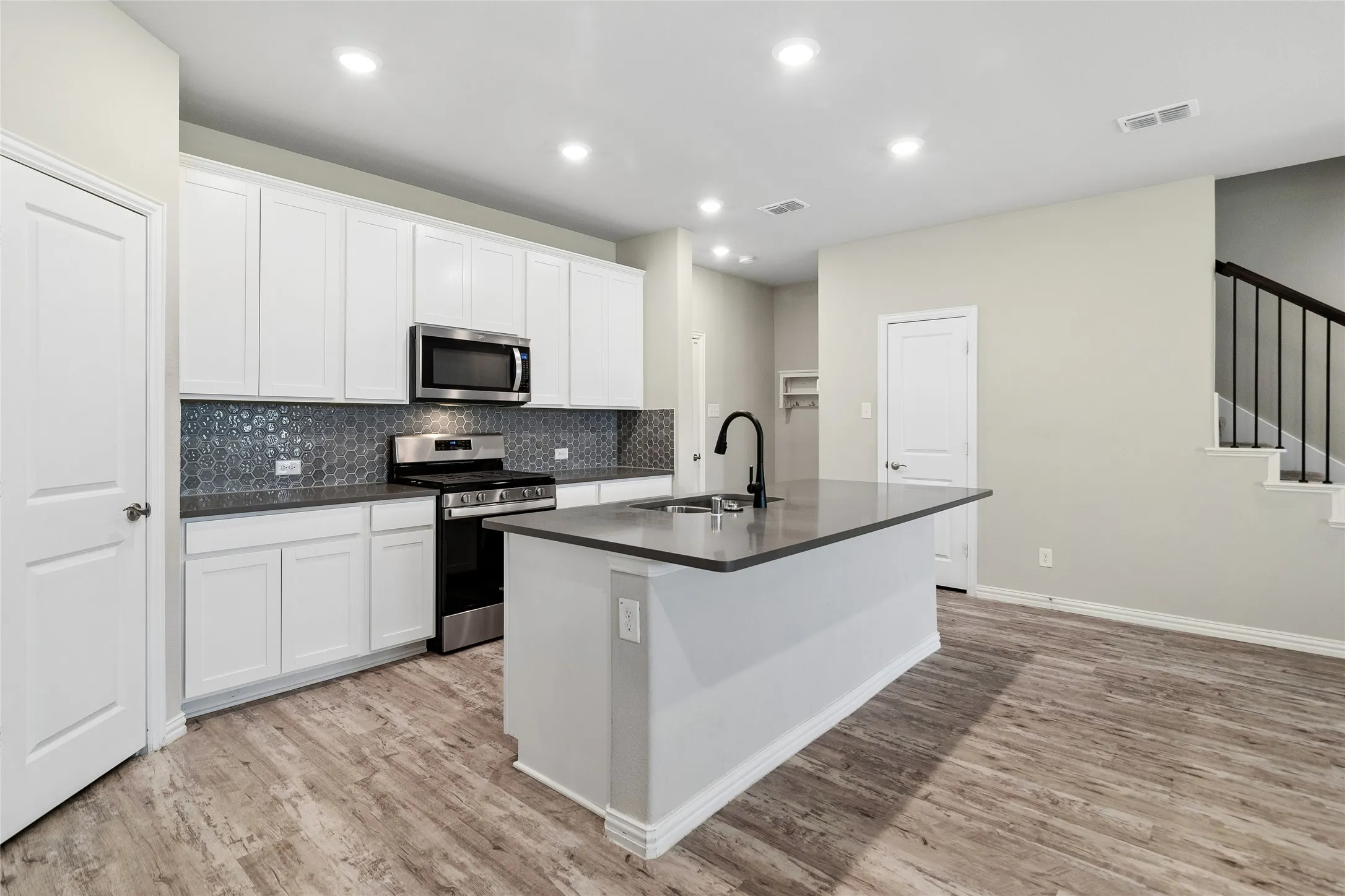 Single Family Residence For Sale in Dallas County , 7526 Ezra Mews, Rowlett, Texas 75089, 3 Bedroom, 3 Bathroom, 2 Garage spaces, 1,894 Sqft, built in 2021, mls#21326813, Real Estate Agent in Rowlett, Homes For Sale in Dallas county, Homes For Sale in Rowlett, Realtor in Rowlett Texas, Real Estate Brokerage Independent Realty Texas, Luminita Cordes Realtor