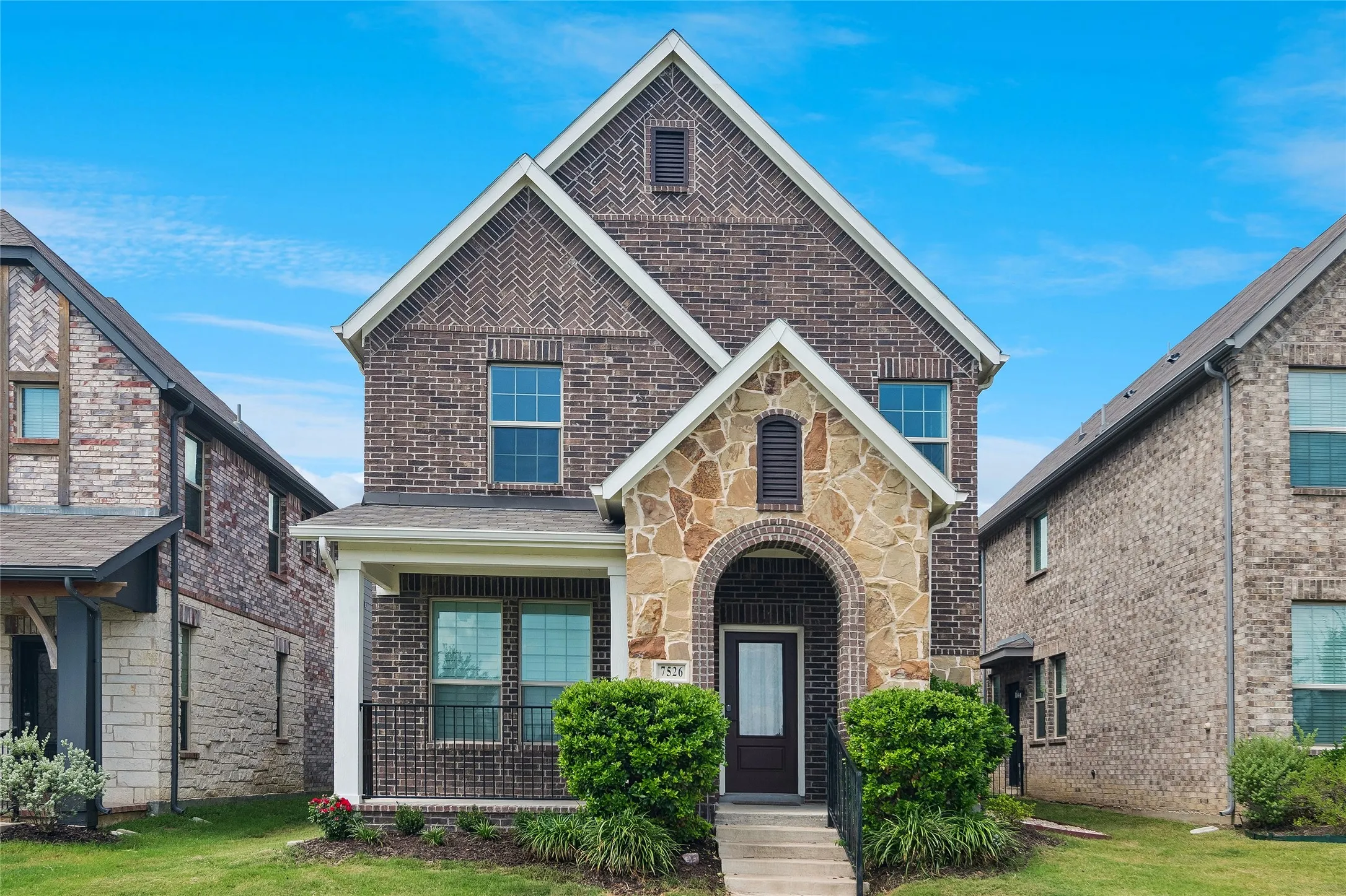 Single Family Residence For Sale in Dallas County , 7526 Ezra Mews, Rowlett, Texas 75089, 3 Bedroom, 3 Bathroom, 2 Garage spaces, 1,894 Sqft, built in 2021, mls#21326813, Real Estate Agent in Rowlett, Homes For Sale in Dallas county, Homes For Sale in Rowlett, Realtor in Rowlett Texas, Real Estate Brokerage Independent Realty Texas, Luminita Cordes Realtor