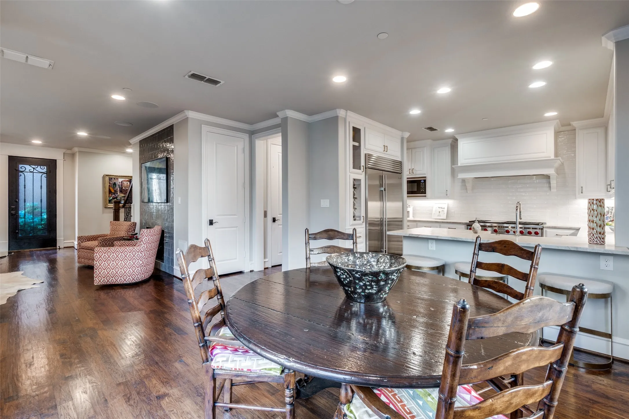 Townhouse For Rent in Dallas County , 4518 Normandy Avenue, University Park, Texas 75205, 4 Bedroom, 5 Bathroom, 2 Garage spaces, 3,072 Sqft, built in 2013, mls#21330723, Real Estate Agent in University Park, Homes For Rent in Dallas county, Homes For Rent in University Park, Realtor in University Park Texas, Real Estate Brokerage Independent Realty Texas, Luminita Cordes Realtor
