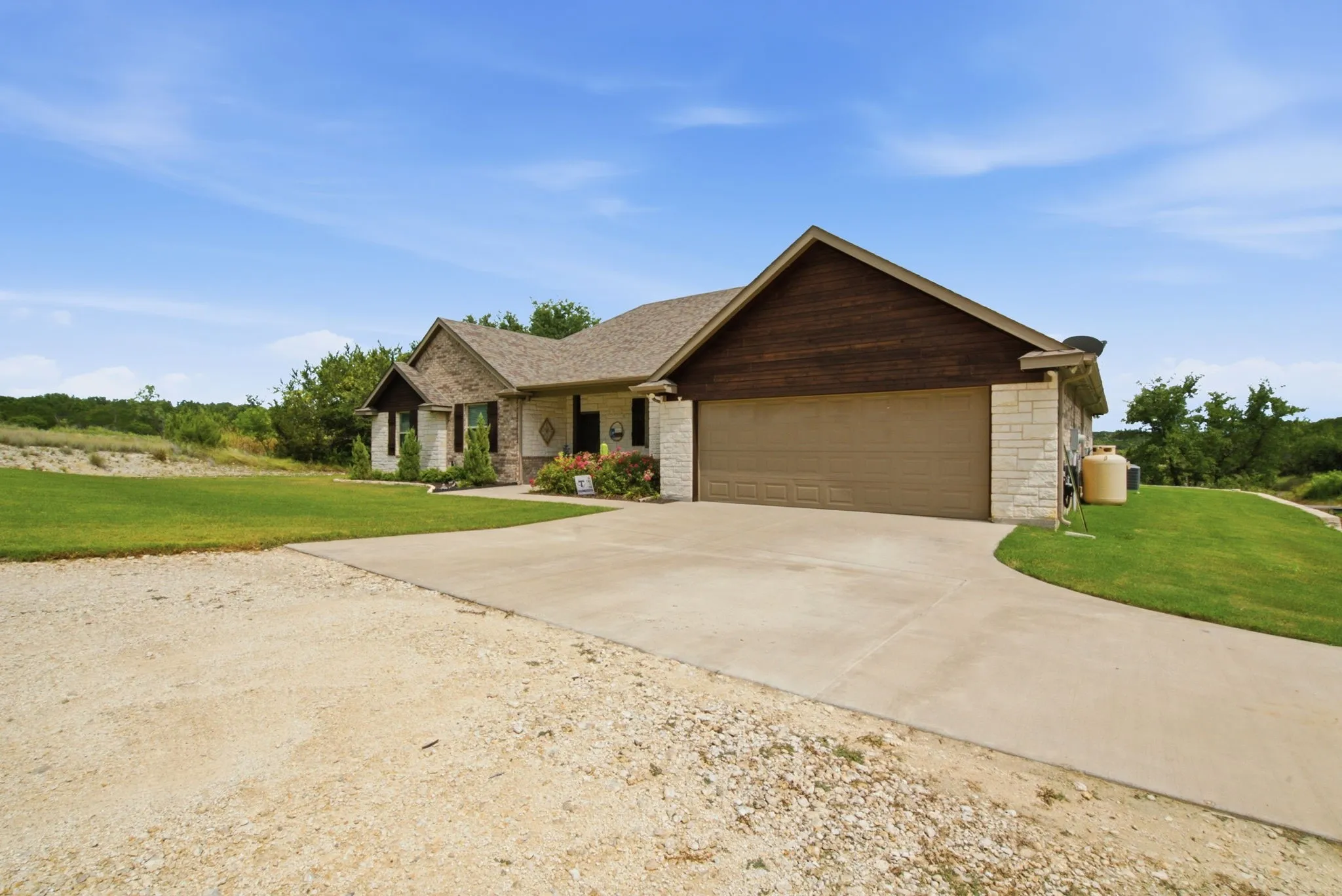 Single Family Residence For Sale in Erath County , 640 Sunfish Point, Bluff Dale, Texas 76433, 3 Bedroom, 2 Bathroom, 2 Garage spaces, 2,103 Sqft, built in 2020, mls#21326609, Real Estate Agent in Bluff Dale, Homes For Sale in Erath county, Homes For Sale in Bluff Dale, Realtor in Bluff Dale Texas, Real Estate Brokerage Independent Realty Texas, Luminita Cordes Realtor