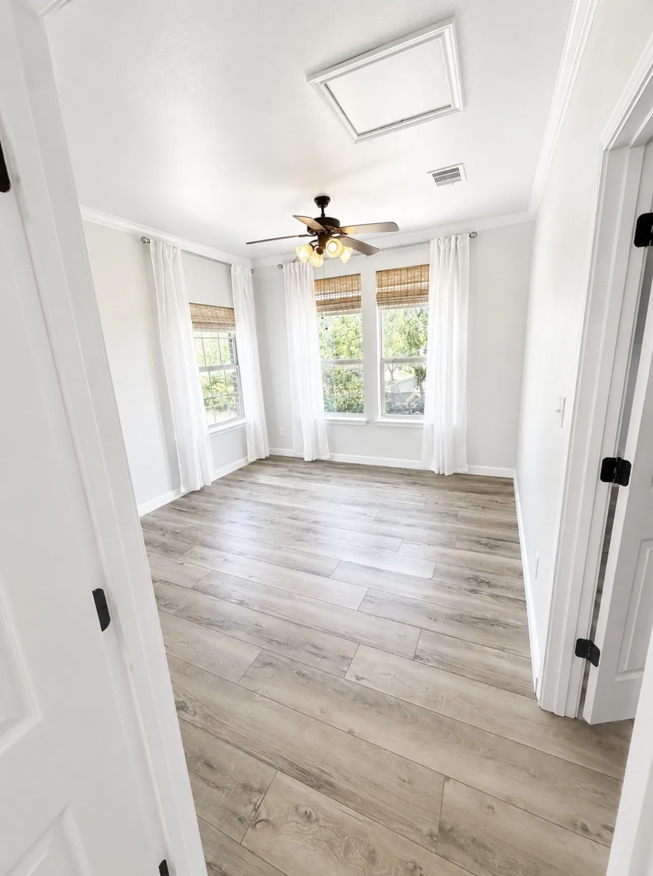 Single Family Residence For Sale in Denton County , 302 Denton Drive, Roanoke, Texas 76262, 4 Bedroom, 3 Bathroom, 3 Garage spaces, 2,592 Sqft, built in 1984, mls#21331539, Real Estate Agent in Roanoke, Homes For Sale in Denton county, Homes For Sale in Roanoke, Realtor in Roanoke Texas, Real Estate Brokerage Independent Realty Texas, Luminita Cordes Realtor