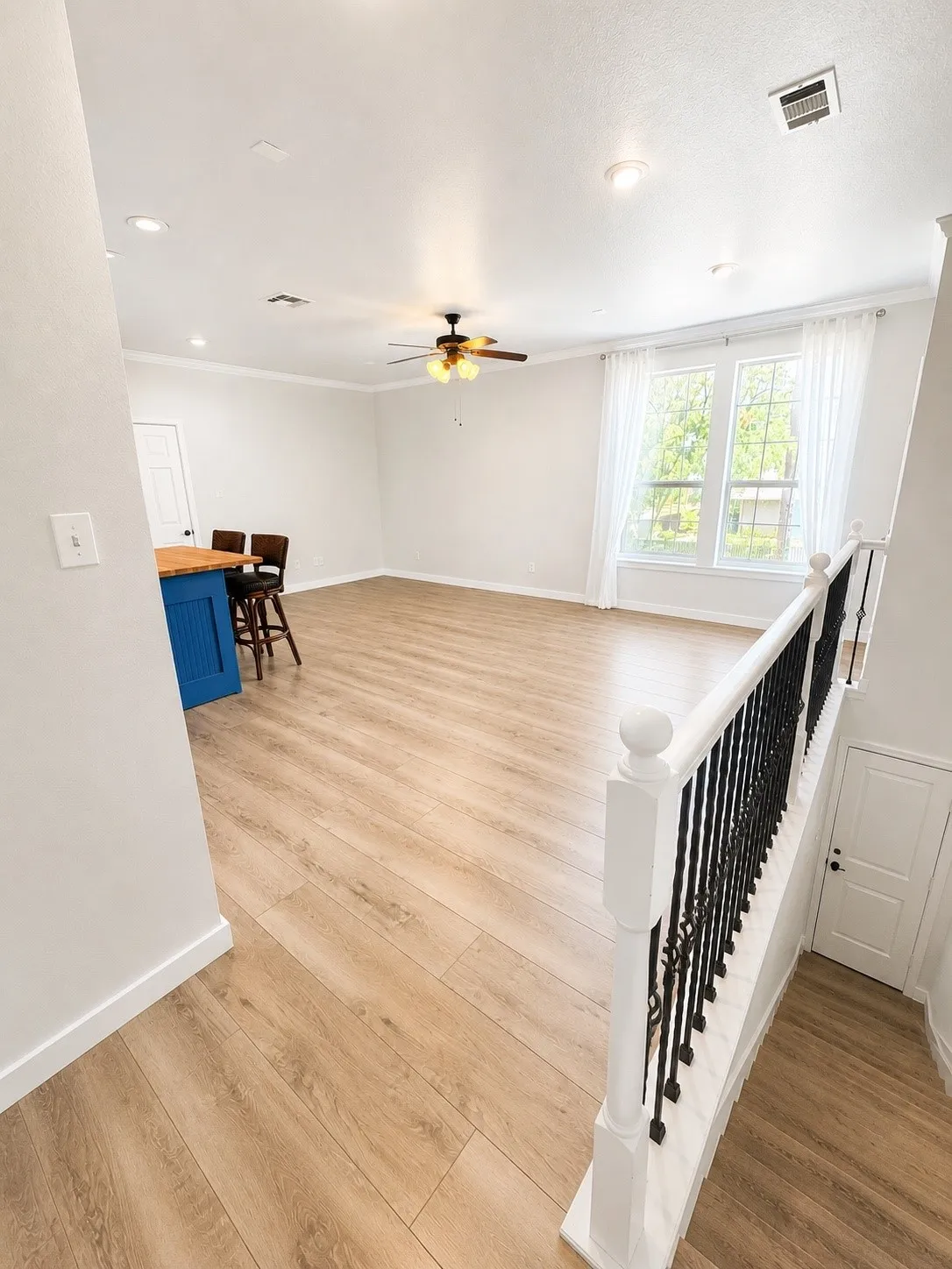 Single Family Residence For Sale in Denton County , 302 Denton Drive, Roanoke, Texas 76262, 4 Bedroom, 3 Bathroom, 3 Garage spaces, 2,592 Sqft, built in 1984, mls#21331539, Real Estate Agent in Roanoke, Homes For Sale in Denton county, Homes For Sale in Roanoke, Realtor in Roanoke Texas, Real Estate Brokerage Independent Realty Texas, Luminita Cordes Realtor