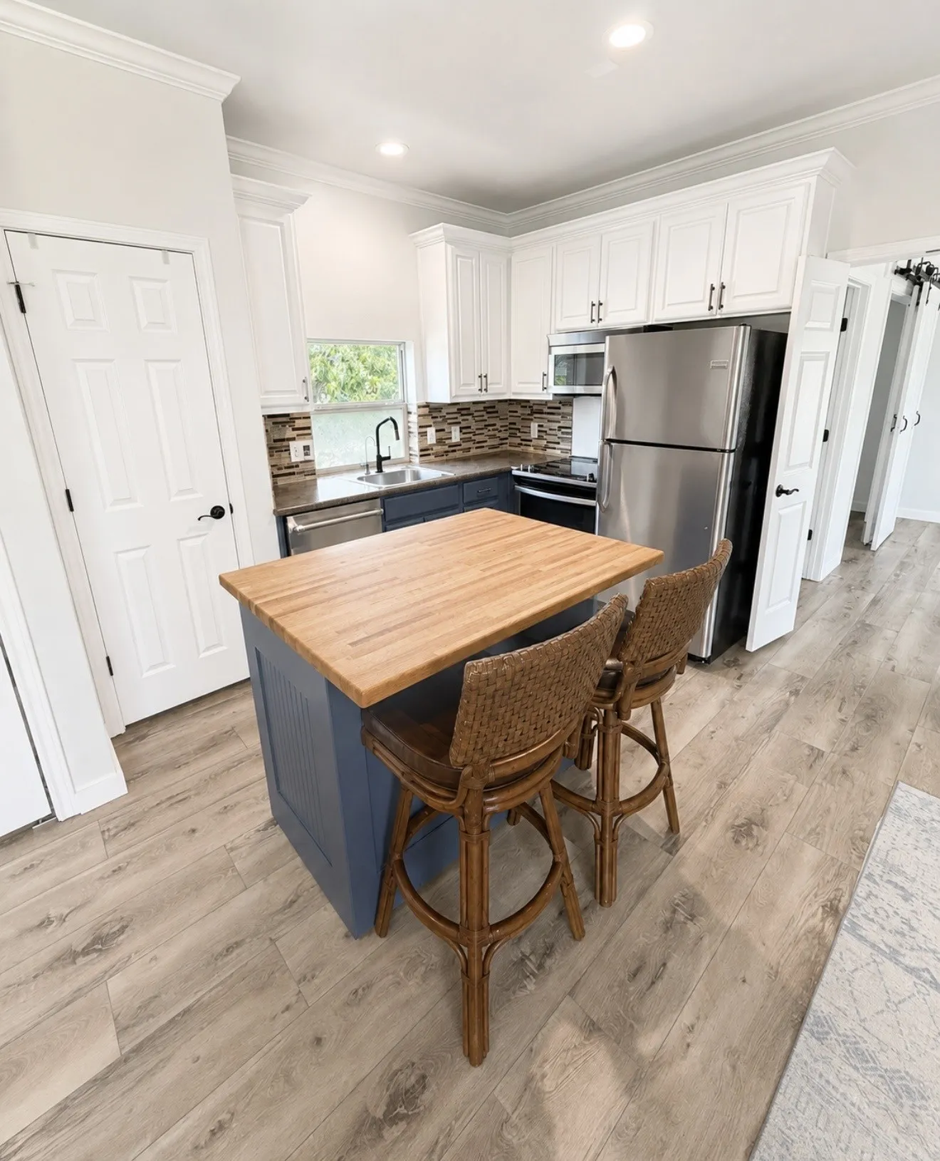 Single Family Residence For Sale in Denton County , 302 Denton Drive, Roanoke, Texas 76262, 4 Bedroom, 3 Bathroom, 3 Garage spaces, 2,592 Sqft, built in 1984, mls#21331539, Real Estate Agent in Roanoke, Homes For Sale in Denton county, Homes For Sale in Roanoke, Realtor in Roanoke Texas, Real Estate Brokerage Independent Realty Texas, Luminita Cordes Realtor