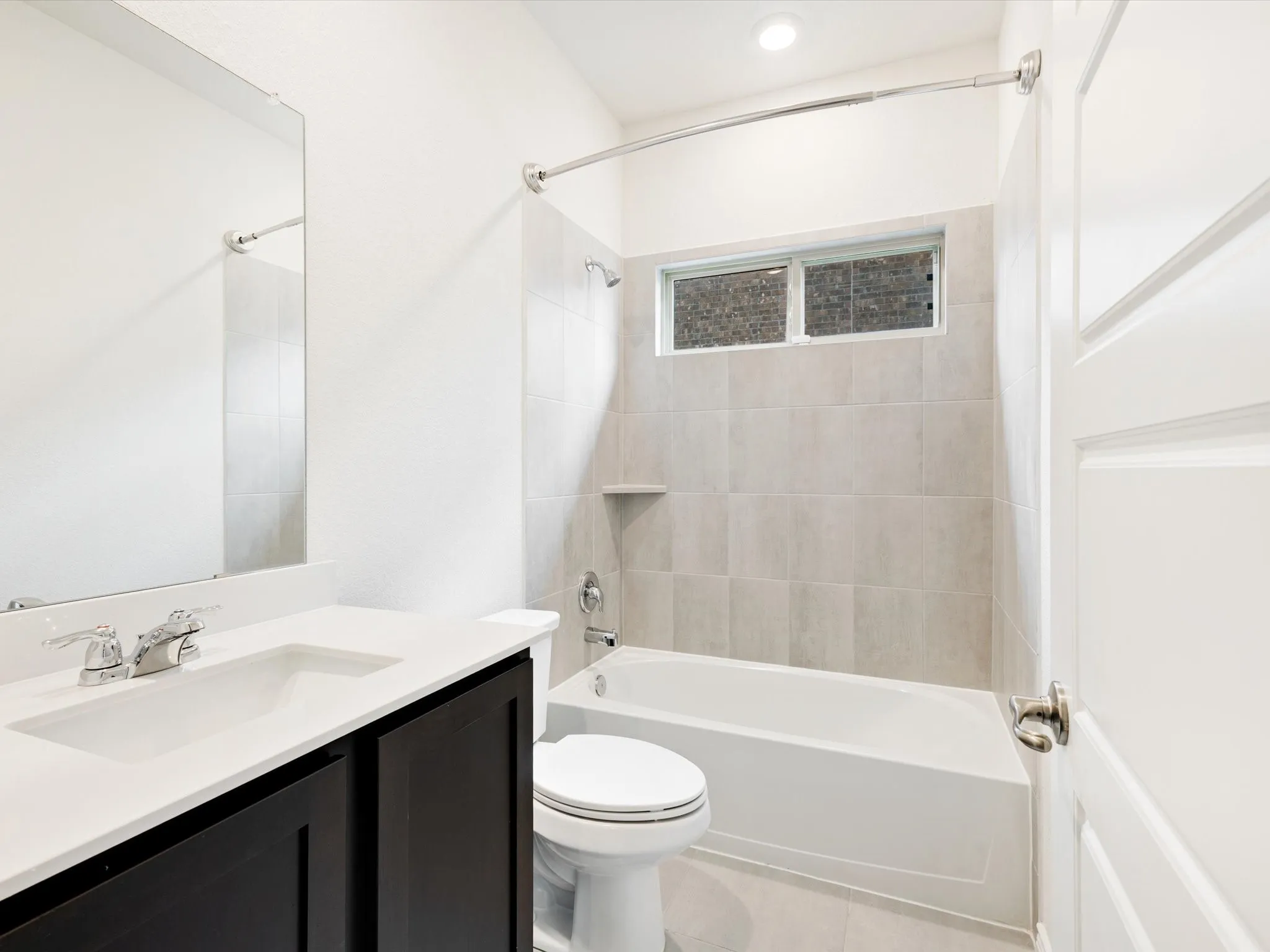 Bright full bathroom with tub/shower combination