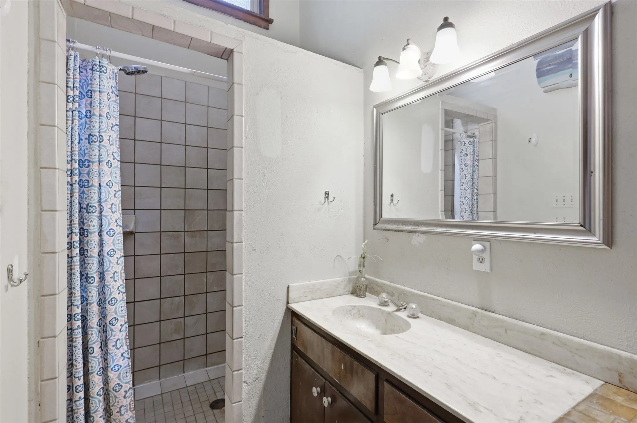 Single Family Residence For Sale in Tarrant County , 6039 Bear Creek Drive E, Fort Worth, Texas 76126, 4 Bedroom, 3 Bathroom, 2 Garage spaces, 2,437 Sqft, built in 1975, mls#21331956, Real Estate Agent in Fort Worth, Homes For Sale in Tarrant county, Homes For Sale in Fort Worth, Realtor in Fort Worth Texas, Real Estate Brokerage Independent Realty Texas, Luminita Cordes Realtor