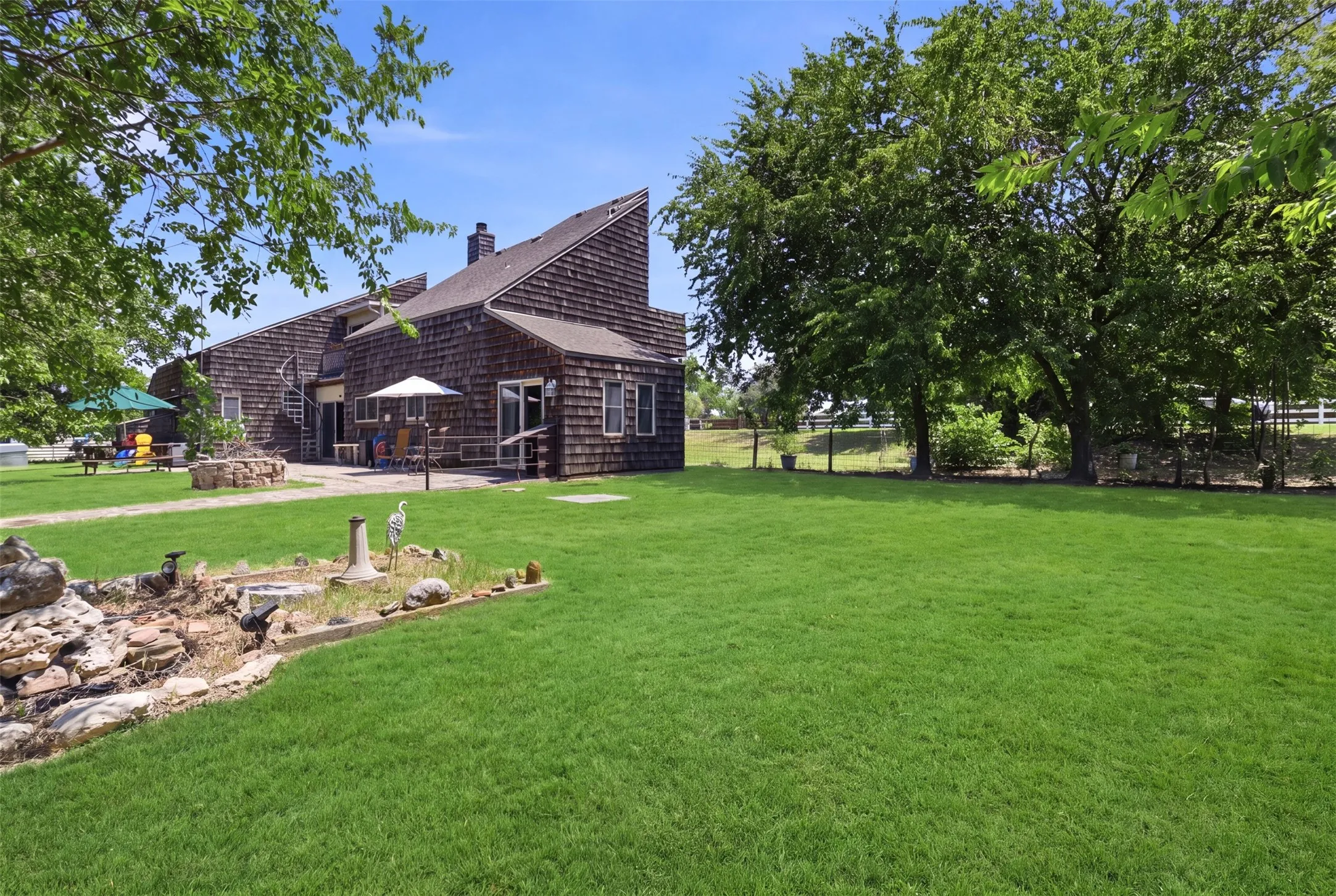 Single Family Residence For Sale in Tarrant County , 6039 Bear Creek Drive E, Fort Worth, Texas 76126, 4 Bedroom, 3 Bathroom, 2 Garage spaces, 2,437 Sqft, built in 1975, mls#21331956, Real Estate Agent in Fort Worth, Homes For Sale in Tarrant county, Homes For Sale in Fort Worth, Realtor in Fort Worth Texas, Real Estate Brokerage Independent Realty Texas, Luminita Cordes Realtor