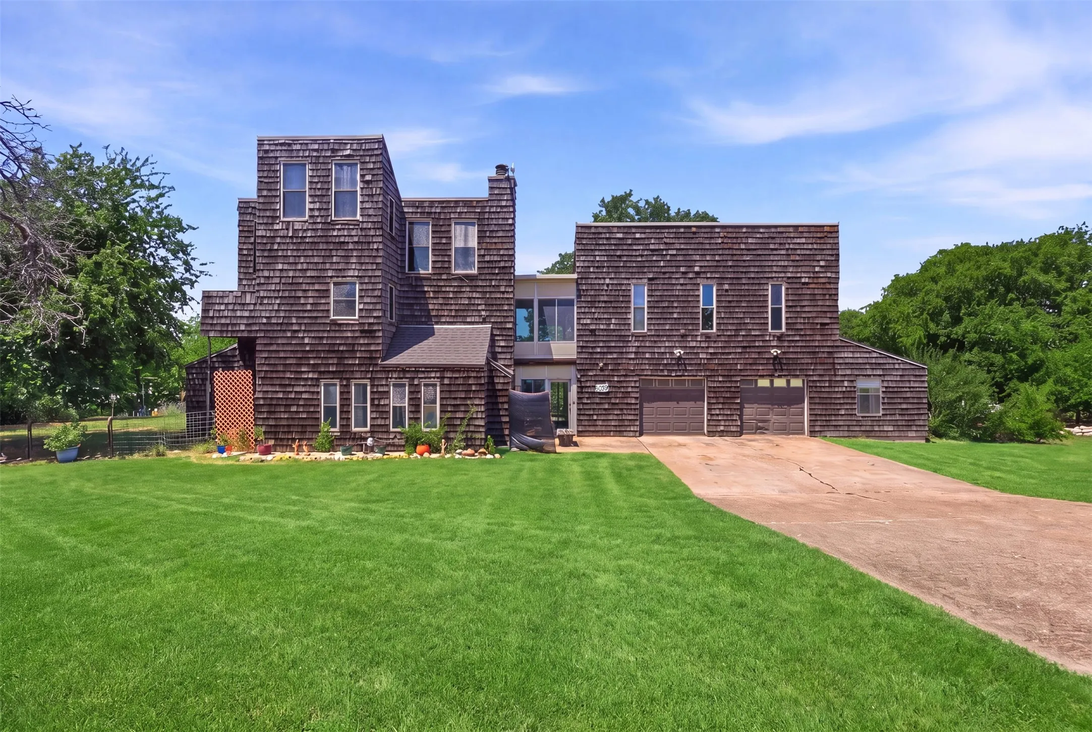 Single Family Residence For Sale in Tarrant County , 6039 Bear Creek Drive E, Fort Worth, Texas 76126, 4 Bedroom, 3 Bathroom, 2 Garage spaces, 2,437 Sqft, built in 1975, mls#21331956, Real Estate Agent in Fort Worth, Homes For Sale in Tarrant county, Homes For Sale in Fort Worth, Realtor in Fort Worth Texas, Real Estate Brokerage Independent Realty Texas, Luminita Cordes Realtor