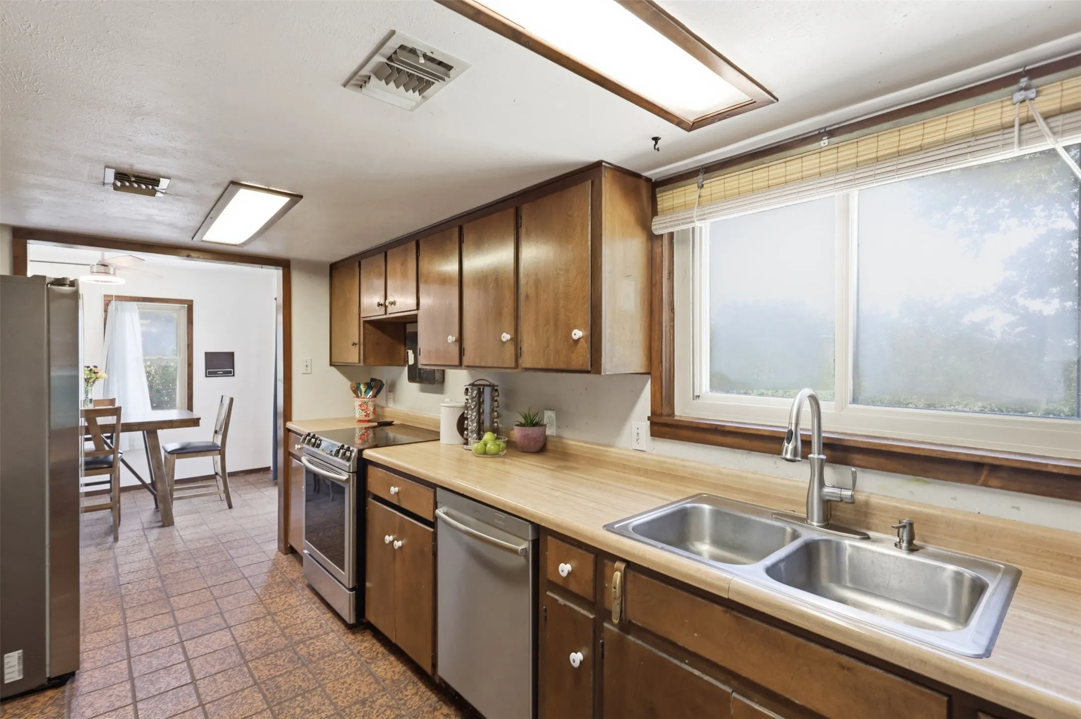 Single Family Residence For Sale in Tarrant County , 6039 Bear Creek Drive E, Fort Worth, Texas 76126, 4 Bedroom, 3 Bathroom, 2 Garage spaces, 2,437 Sqft, built in 1975, mls#21331956, Real Estate Agent in Fort Worth, Homes For Sale in Tarrant county, Homes For Sale in Fort Worth, Realtor in Fort Worth Texas, Real Estate Brokerage Independent Realty Texas, Luminita Cordes Realtor