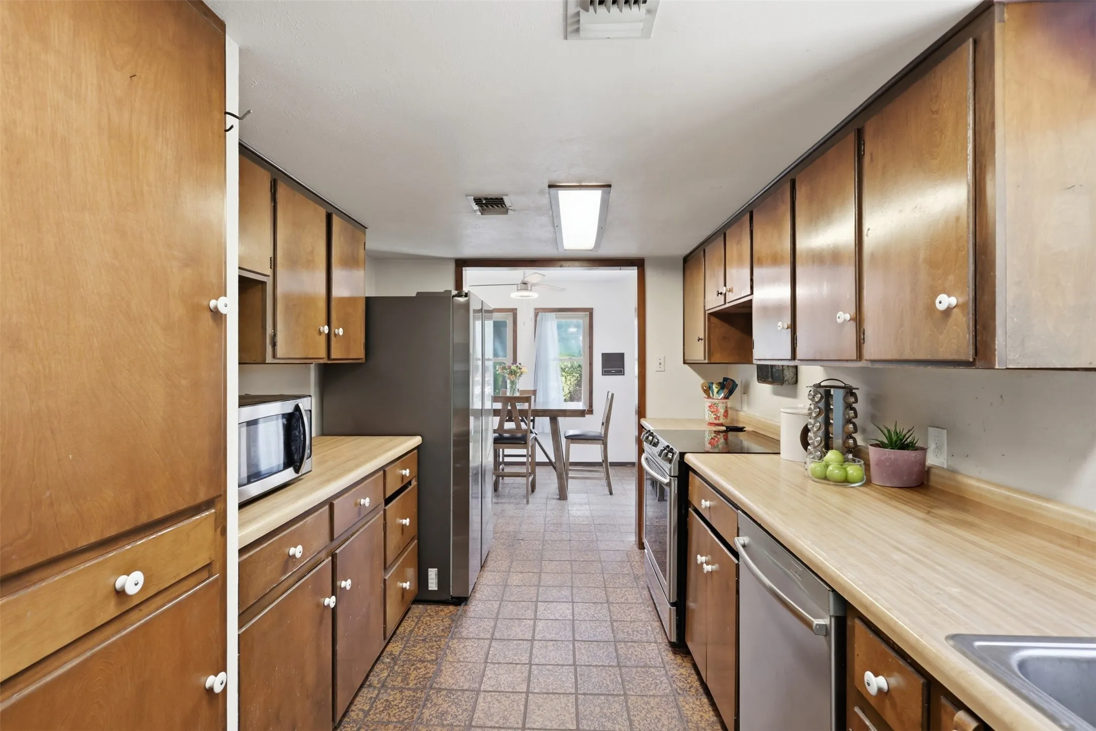 Single Family Residence For Sale in Tarrant County , 6039 Bear Creek Drive E, Fort Worth, Texas 76126, 4 Bedroom, 3 Bathroom, 2 Garage spaces, 2,437 Sqft, built in 1975, mls#21331956, Real Estate Agent in Fort Worth, Homes For Sale in Tarrant county, Homes For Sale in Fort Worth, Realtor in Fort Worth Texas, Real Estate Brokerage Independent Realty Texas, Luminita Cordes Realtor