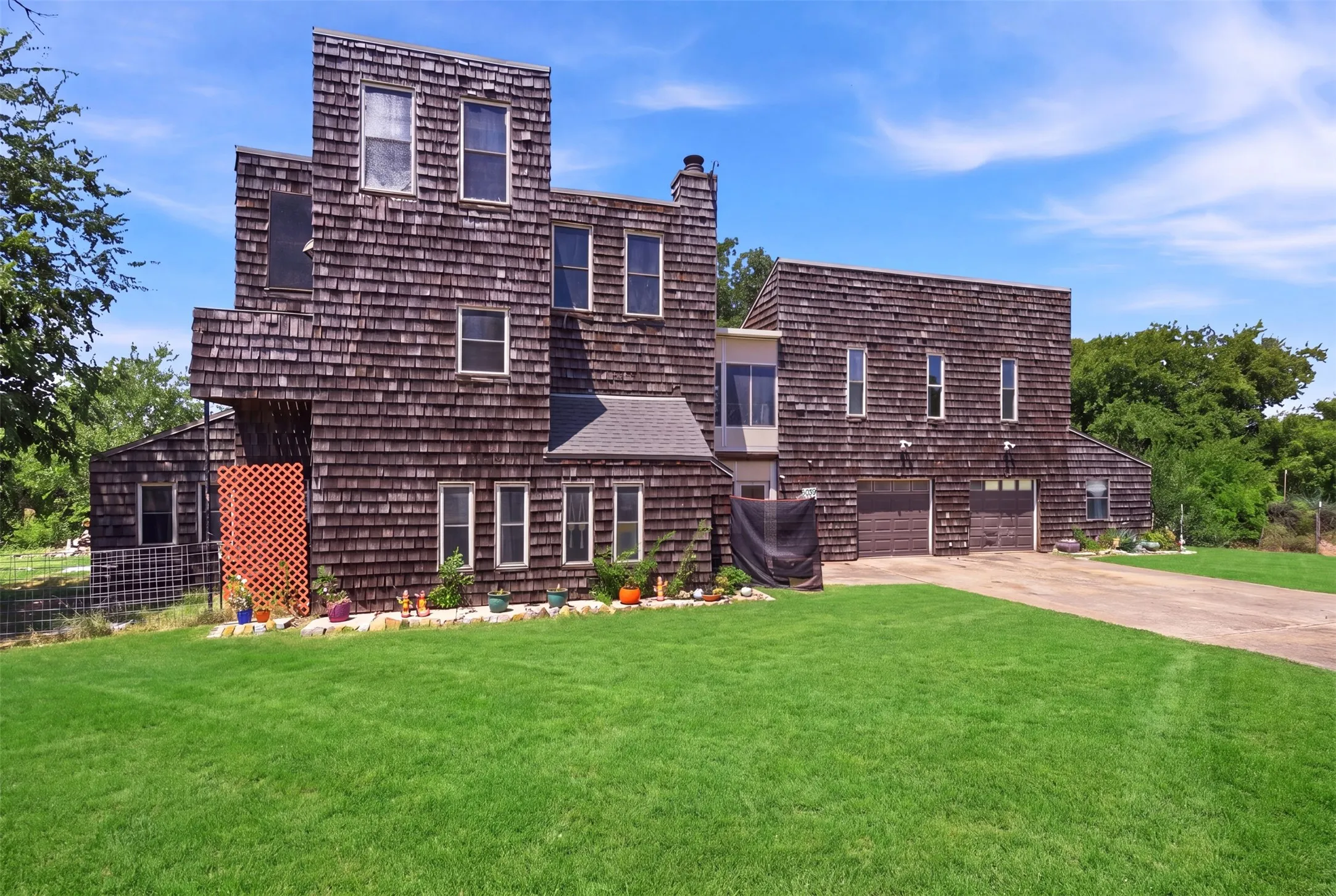 Single Family Residence For Sale in Tarrant County , 6039 Bear Creek Drive E, Fort Worth, Texas 76126, 4 Bedroom, 3 Bathroom, 2 Garage spaces, 2,437 Sqft, built in 1975, mls#21331956, Real Estate Agent in Fort Worth, Homes For Sale in Tarrant county, Homes For Sale in Fort Worth, Realtor in Fort Worth Texas, Real Estate Brokerage Independent Realty Texas, Luminita Cordes Realtor