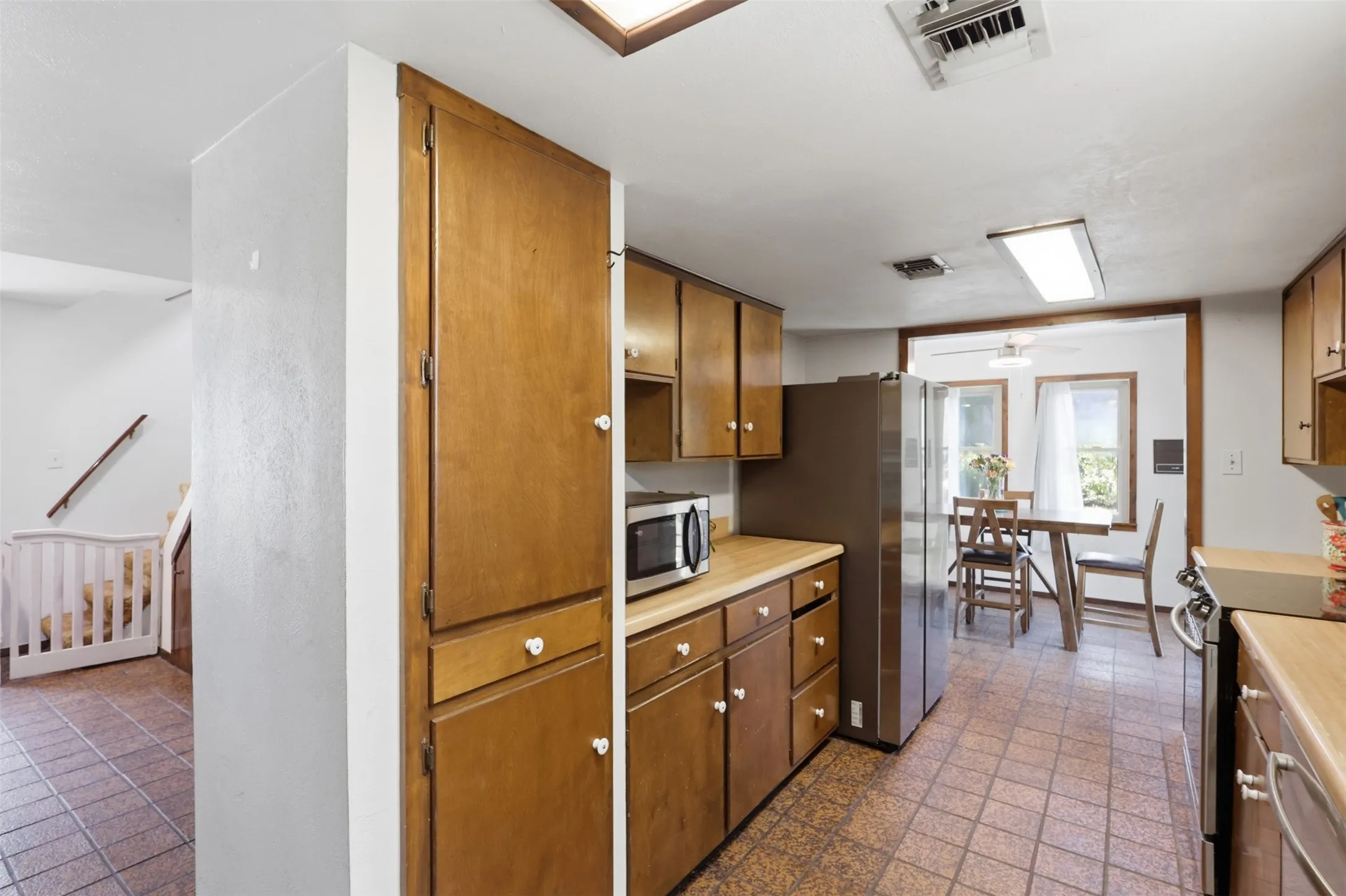 Single Family Residence For Sale in Tarrant County , 6039 Bear Creek Drive E, Fort Worth, Texas 76126, 4 Bedroom, 3 Bathroom, 2 Garage spaces, 2,437 Sqft, built in 1975, mls#21331956, Real Estate Agent in Fort Worth, Homes For Sale in Tarrant county, Homes For Sale in Fort Worth, Realtor in Fort Worth Texas, Real Estate Brokerage Independent Realty Texas, Luminita Cordes Realtor