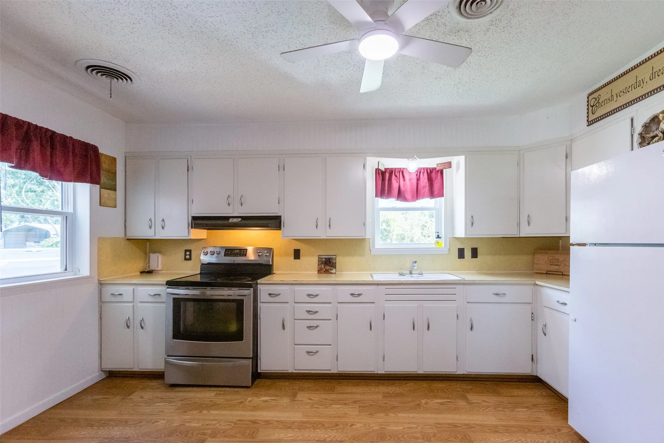 Single Family Residence For Sale in Haskell County , 1702 N Avenue G, Haskell, Texas 79521, 3 Bedroom, 2 Bathroom, 1 Garage spaces, 1,144 Sqft, built in 1958, mls#21331744, Real Estate Agent in Haskell, Homes For Sale in Haskell county, Homes For Sale in Haskell, Realtor in Haskell Texas, Real Estate Brokerage Independent Realty Texas, Luminita Cordes Realtor
