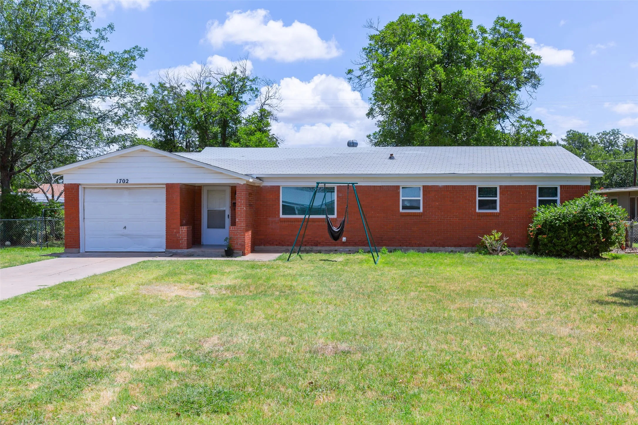Single Family Residence For Sale in Haskell County , 1702 N Avenue G, Haskell, Texas 79521, 3 Bedroom, 2 Bathroom, 1 Garage spaces, 1,144 Sqft, built in 1958, mls#21331744, Real Estate Agent in Haskell, Homes For Sale in Haskell county, Homes For Sale in Haskell, Realtor in Haskell Texas, Real Estate Brokerage Independent Realty Texas, Luminita Cordes Realtor