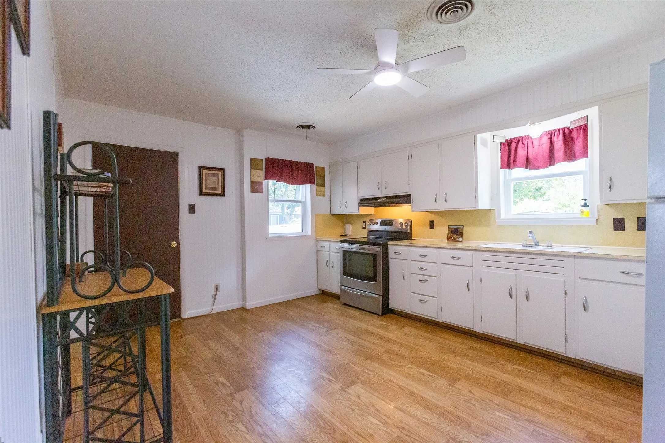 Single Family Residence For Sale in Haskell County , 1702 N Avenue G, Haskell, Texas 79521, 3 Bedroom, 2 Bathroom, 1 Garage spaces, 1,144 Sqft, built in 1958, mls#21331744, Real Estate Agent in Haskell, Homes For Sale in Haskell county, Homes For Sale in Haskell, Realtor in Haskell Texas, Real Estate Brokerage Independent Realty Texas, Luminita Cordes Realtor