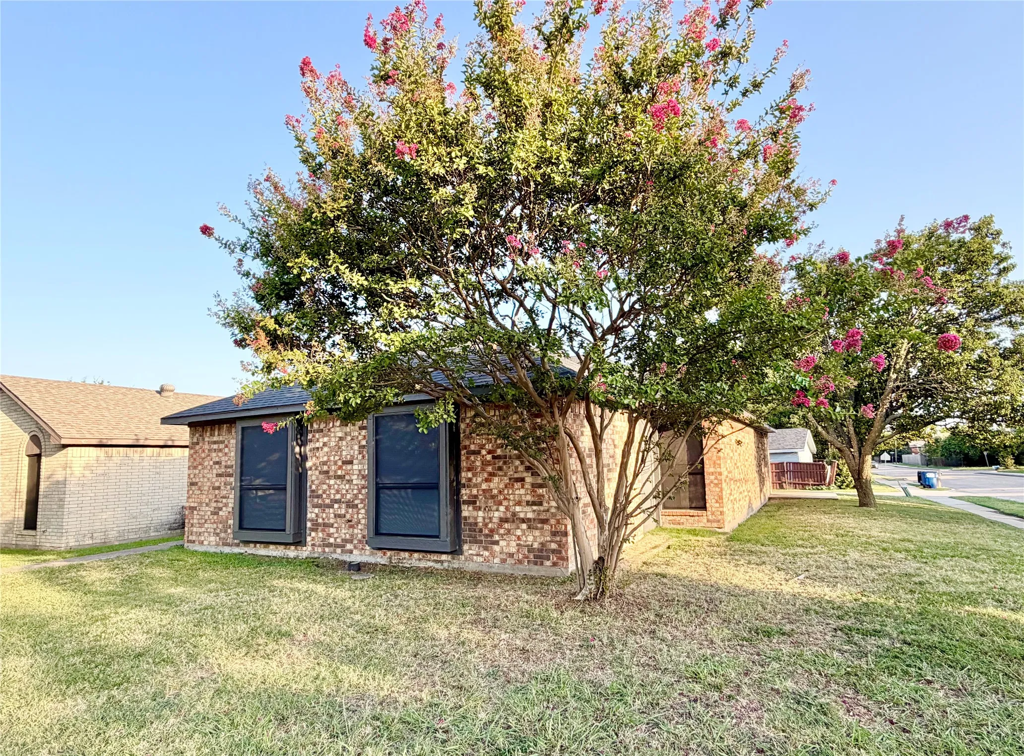 Single Family Residence For Sale in Collin County , 211 E Stone Circle, Wylie, Texas 75098, 3 Bedroom, 2 Bathroom, 2 Garage spaces, 1,218 Sqft, built in 1987, mls#21332608, Real Estate Agent in Wylie, Homes For Sale in Collin county, Homes For Sale in Wylie, Realtor in Wylie Texas, Real Estate Brokerage Independent Realty Texas, Luminita Cordes Realtor