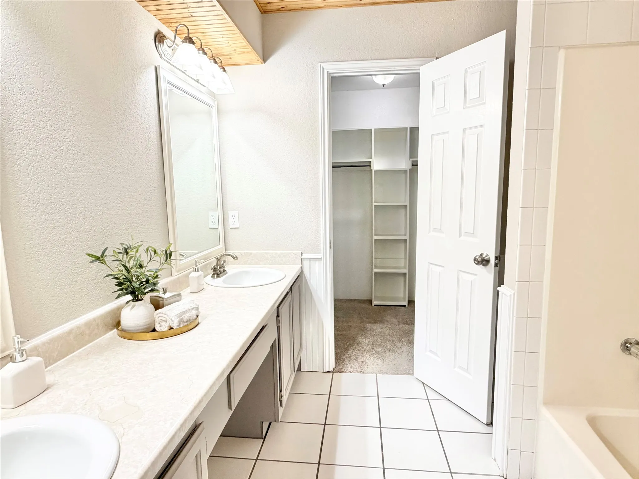 Single Family Residence For Sale in Collin County , 211 E Stone Circle, Wylie, Texas 75098, 3 Bedroom, 2 Bathroom, 2 Garage spaces, 1,218 Sqft, built in 1987, mls#21332608, Real Estate Agent in Wylie, Homes For Sale in Collin county, Homes For Sale in Wylie, Realtor in Wylie Texas, Real Estate Brokerage Independent Realty Texas, Luminita Cordes Realtor