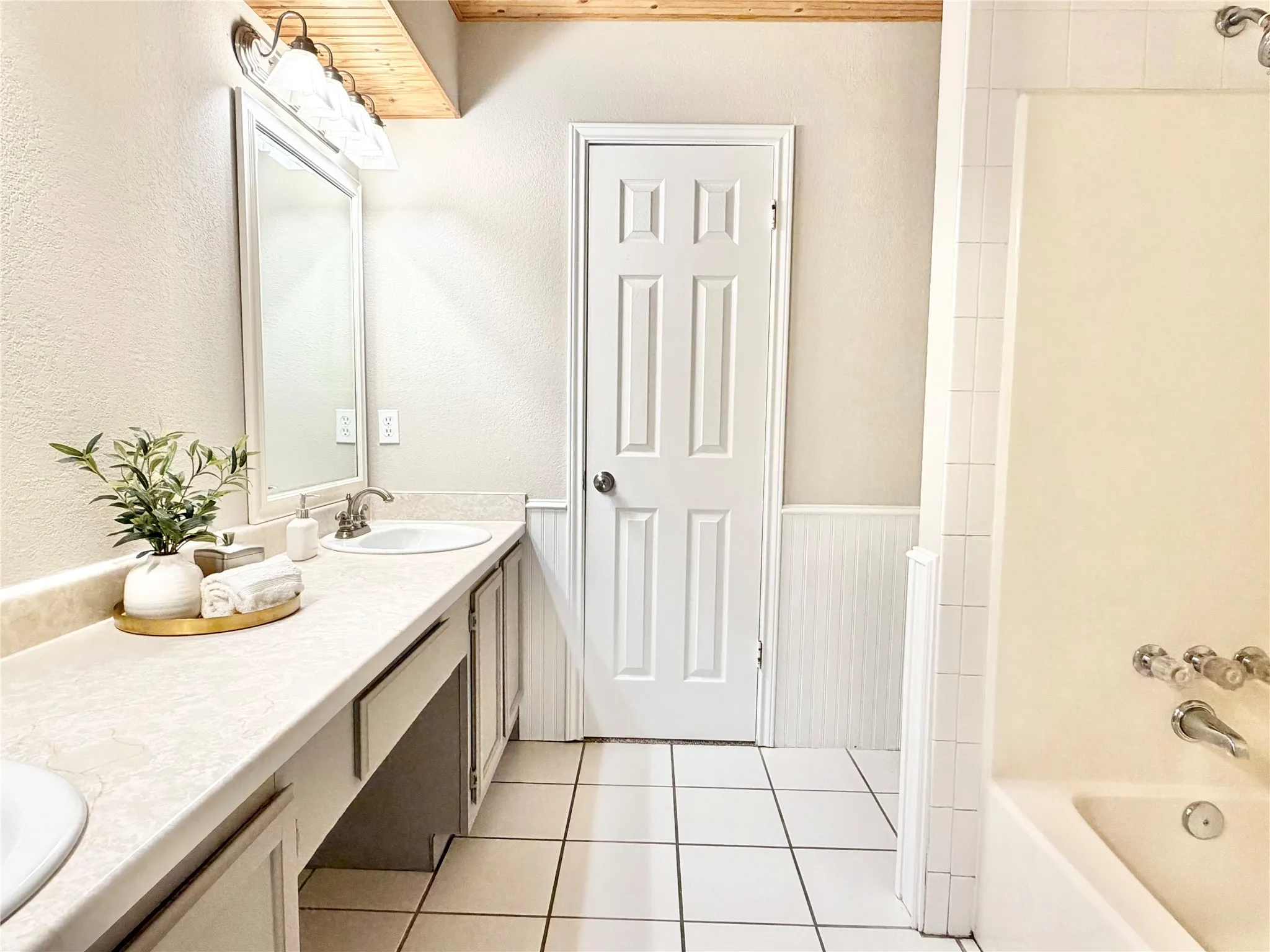 Single Family Residence For Sale in Collin County , 211 E Stone Circle, Wylie, Texas 75098, 3 Bedroom, 2 Bathroom, 2 Garage spaces, 1,218 Sqft, built in 1987, mls#21332608, Real Estate Agent in Wylie, Homes For Sale in Collin county, Homes For Sale in Wylie, Realtor in Wylie Texas, Real Estate Brokerage Independent Realty Texas, Luminita Cordes Realtor
