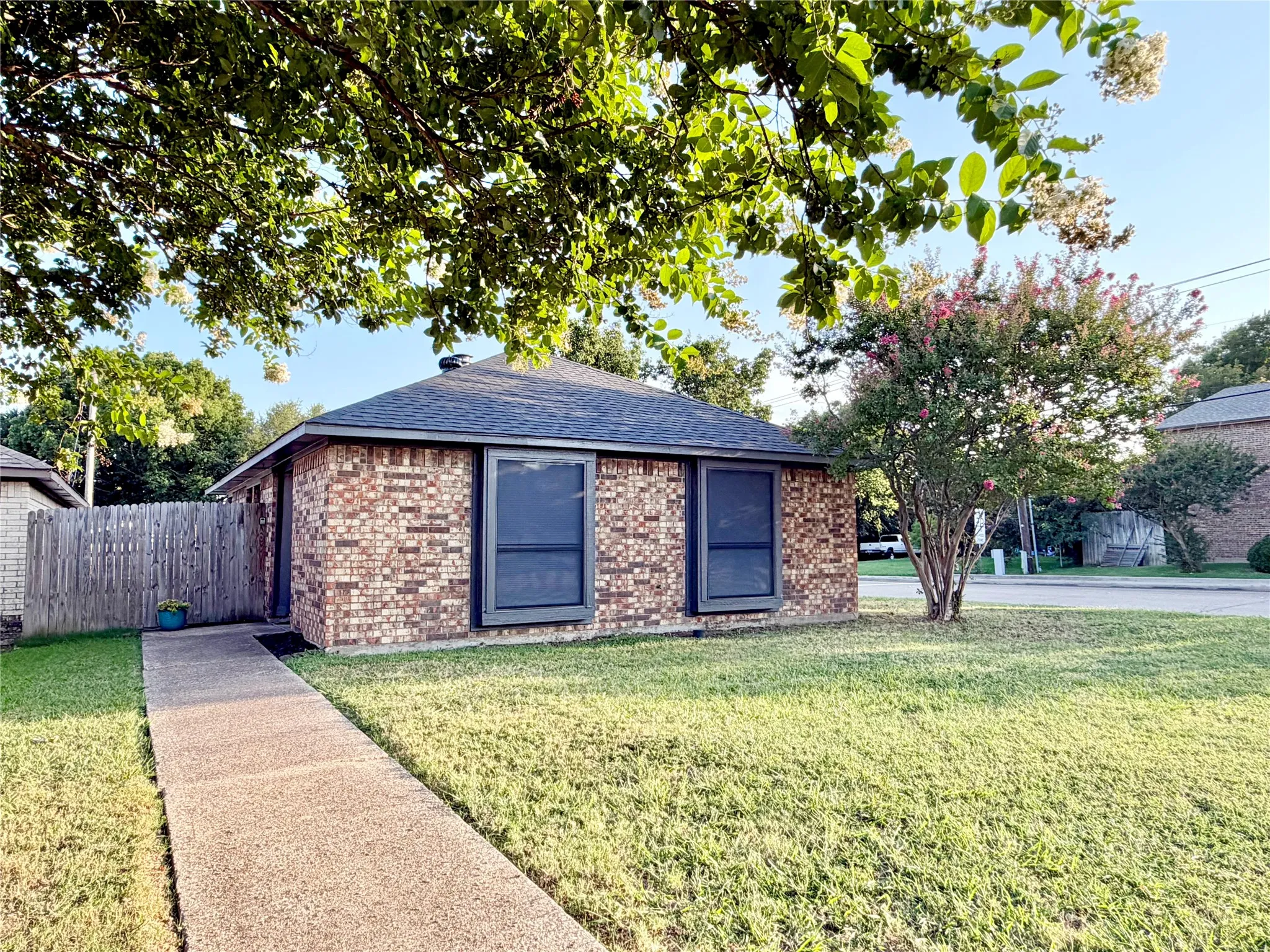 Single Family Residence For Sale in Collin County , 211 E Stone Circle, Wylie, Texas 75098, 3 Bedroom, 2 Bathroom, 2 Garage spaces, 1,218 Sqft, built in 1987, mls#21332608, Real Estate Agent in Wylie, Homes For Sale in Collin county, Homes For Sale in Wylie, Realtor in Wylie Texas, Real Estate Brokerage Independent Realty Texas, Luminita Cordes Realtor