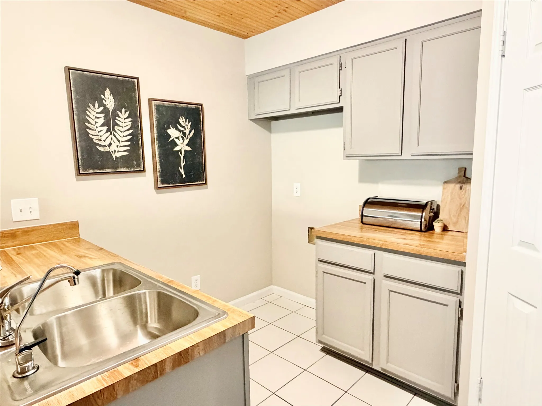 Single Family Residence For Sale in Collin County , 211 E Stone Circle, Wylie, Texas 75098, 3 Bedroom, 2 Bathroom, 2 Garage spaces, 1,218 Sqft, built in 1987, mls#21332608, Real Estate Agent in Wylie, Homes For Sale in Collin county, Homes For Sale in Wylie, Realtor in Wylie Texas, Real Estate Brokerage Independent Realty Texas, Luminita Cordes Realtor
