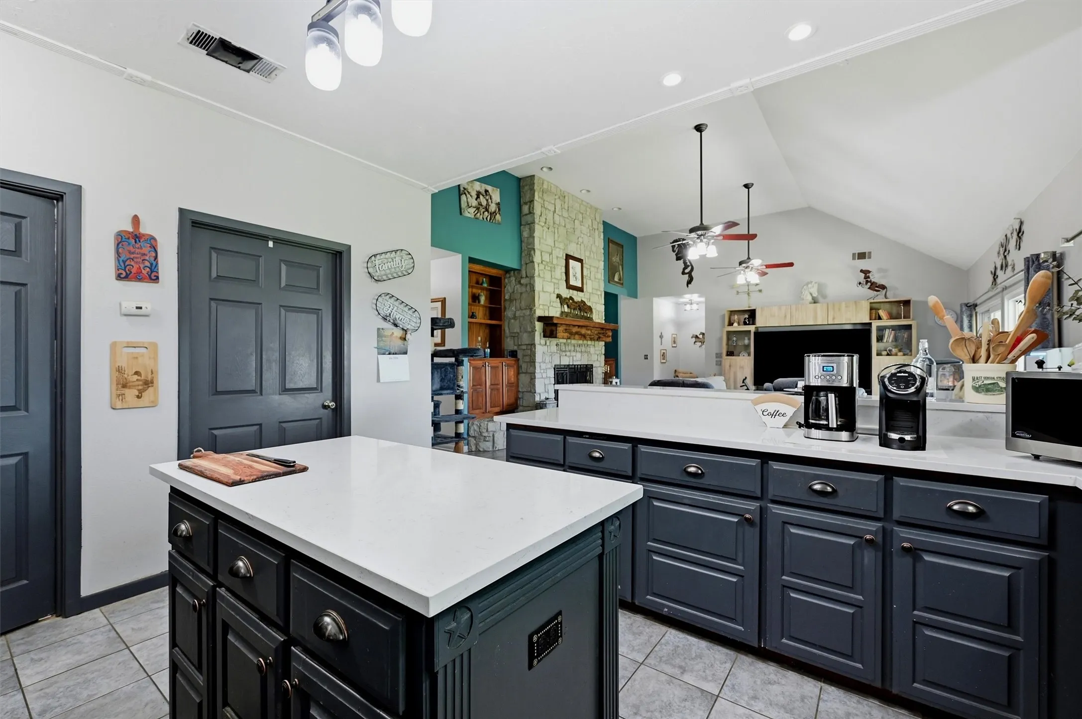 Single Family Residence For Sale in Cooke County , 1226 County Road 243, Collinsville, Texas 76233, 5 Bedroom, 3 Bathroom, 2 Garage spaces, 2,922 Sqft, built in 2000, mls#21332986, Real Estate Agent in Collinsville, Homes For Sale in Cooke county, Homes For Sale in Collinsville, Realtor in Collinsville Texas, Real Estate Brokerage Independent Realty Texas, Luminita Cordes Realtor