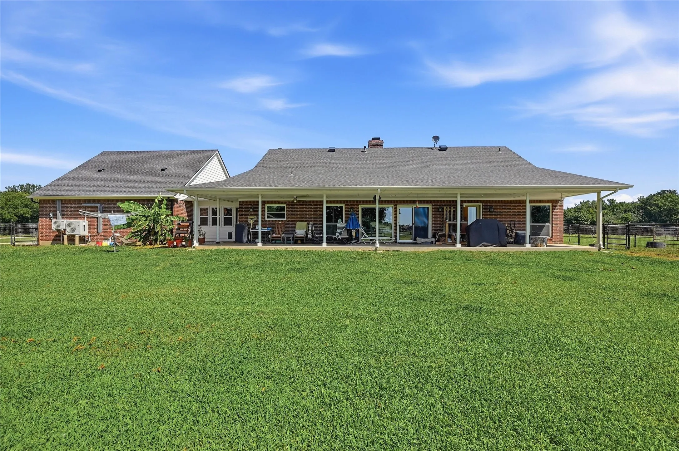Single Family Residence For Sale in Cooke County , 1226 County Road 243, Collinsville, Texas 76233, 5 Bedroom, 3 Bathroom, 2 Garage spaces, 2,922 Sqft, built in 2000, mls#21332986, Real Estate Agent in Collinsville, Homes For Sale in Cooke county, Homes For Sale in Collinsville, Realtor in Collinsville Texas, Real Estate Brokerage Independent Realty Texas, Luminita Cordes Realtor