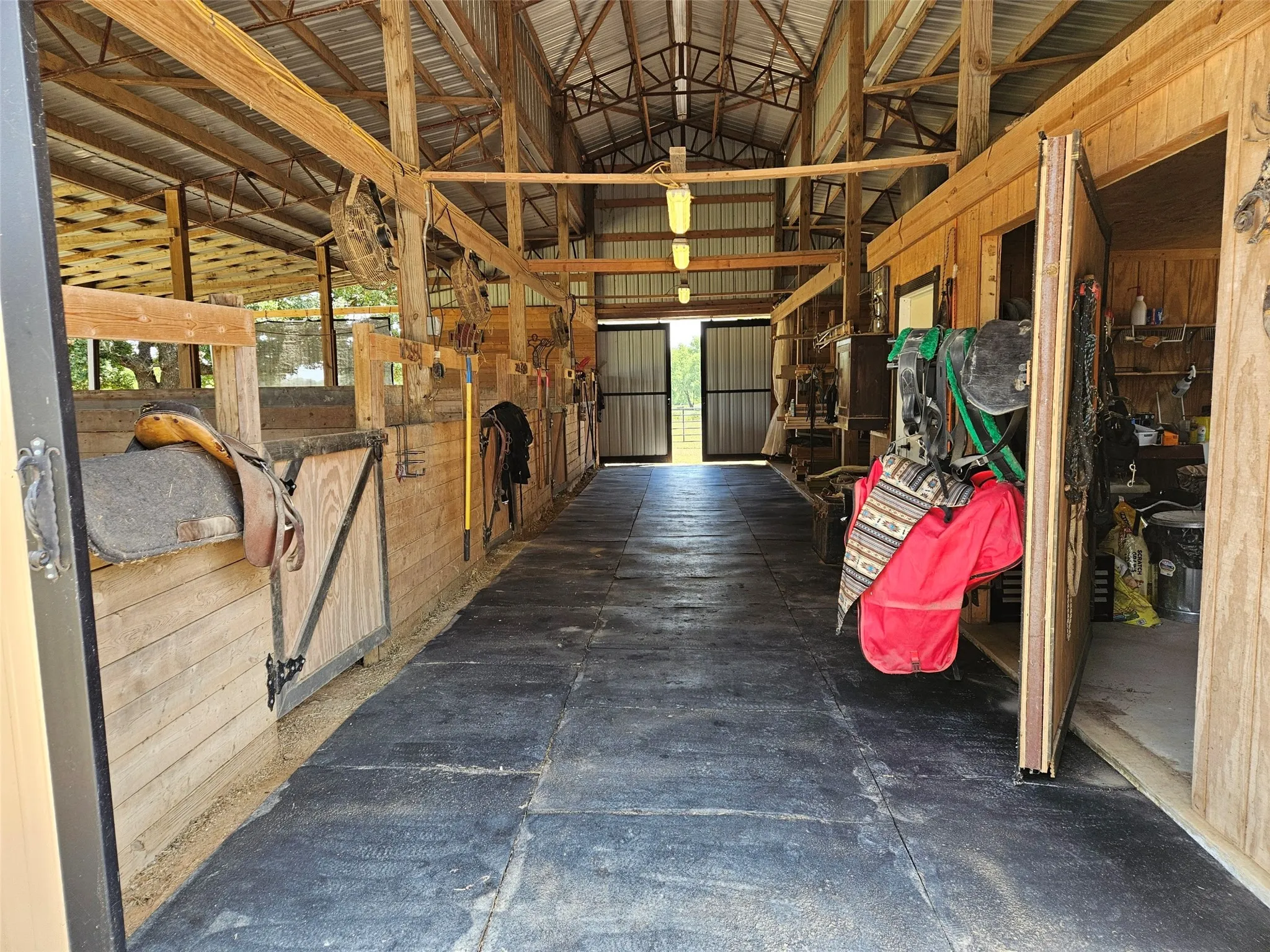 Single Family Residence For Sale in Cooke County , 1226 County Road 243, Collinsville, Texas 76233, 5 Bedroom, 3 Bathroom, 2 Garage spaces, 2,922 Sqft, built in 2000, mls#21332986, Real Estate Agent in Collinsville, Homes For Sale in Cooke county, Homes For Sale in Collinsville, Realtor in Collinsville Texas, Real Estate Brokerage Independent Realty Texas, Luminita Cordes Realtor