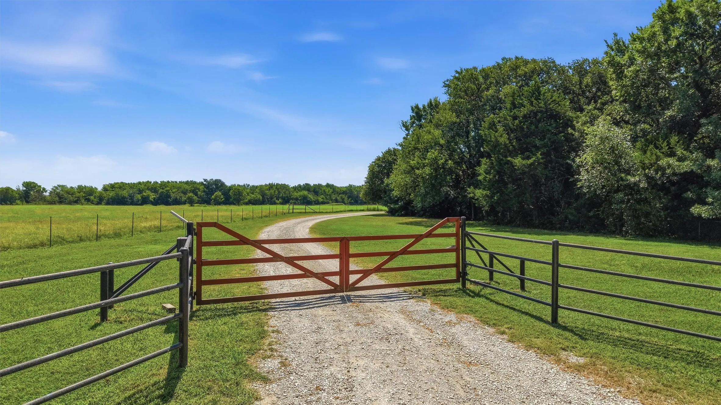 Single Family Residence For Sale in Cooke County , 1226 County Road 243, Collinsville, Texas 76233, 5 Bedroom, 3 Bathroom, 2 Garage spaces, 2,922 Sqft, built in 2000, mls#21332986, Real Estate Agent in Collinsville, Homes For Sale in Cooke county, Homes For Sale in Collinsville, Realtor in Collinsville Texas, Real Estate Brokerage Independent Realty Texas, Luminita Cordes Realtor