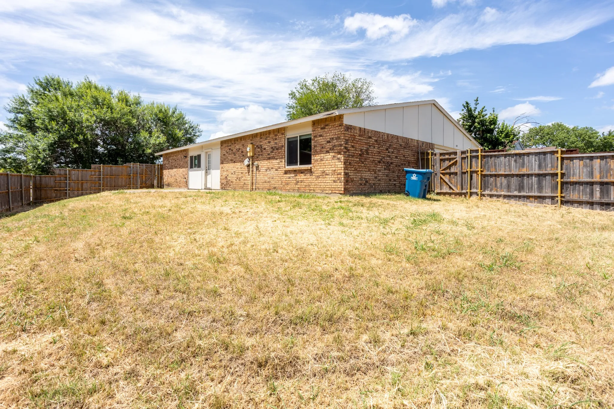 Single Family Residence For Sale in Dallas County , 649 Eagle Drive, De Soto, Texas 75115, 3 Bedroom, 2 Bathroom, 2 Garage spaces, 1,788 Sqft, built in 1980, mls#21333141, Real Estate Agent in De Soto, Homes For Sale in Dallas county, Homes For Sale in De Soto, Realtor in De Soto Texas, Real Estate Brokerage Independent Realty Texas, Luminita Cordes Realtor