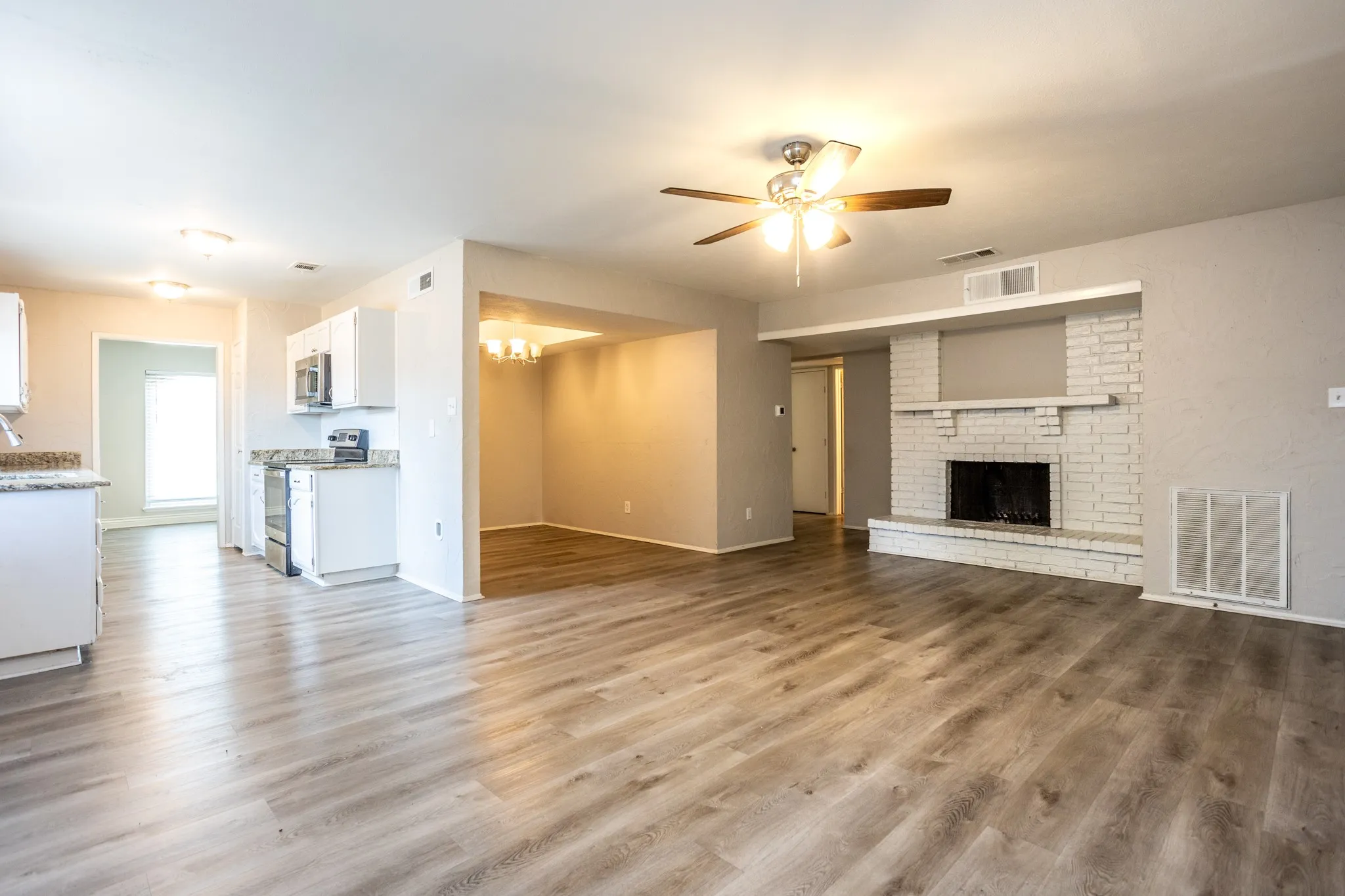 Single Family Residence For Sale in Dallas County , 649 Eagle Drive, De Soto, Texas 75115, 3 Bedroom, 2 Bathroom, 2 Garage spaces, 1,788 Sqft, built in 1980, mls#21333141, Real Estate Agent in De Soto, Homes For Sale in Dallas county, Homes For Sale in De Soto, Realtor in De Soto Texas, Real Estate Brokerage Independent Realty Texas, Luminita Cordes Realtor