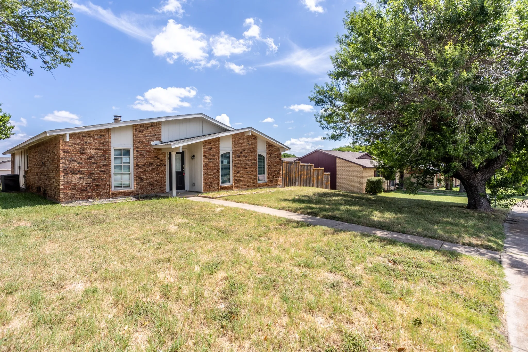 Single Family Residence For Sale in Dallas County , 649 Eagle Drive, De Soto, Texas 75115, 3 Bedroom, 2 Bathroom, 2 Garage spaces, 1,788 Sqft, built in 1980, mls#21333141, Real Estate Agent in De Soto, Homes For Sale in Dallas county, Homes For Sale in De Soto, Realtor in De Soto Texas, Real Estate Brokerage Independent Realty Texas, Luminita Cordes Realtor
