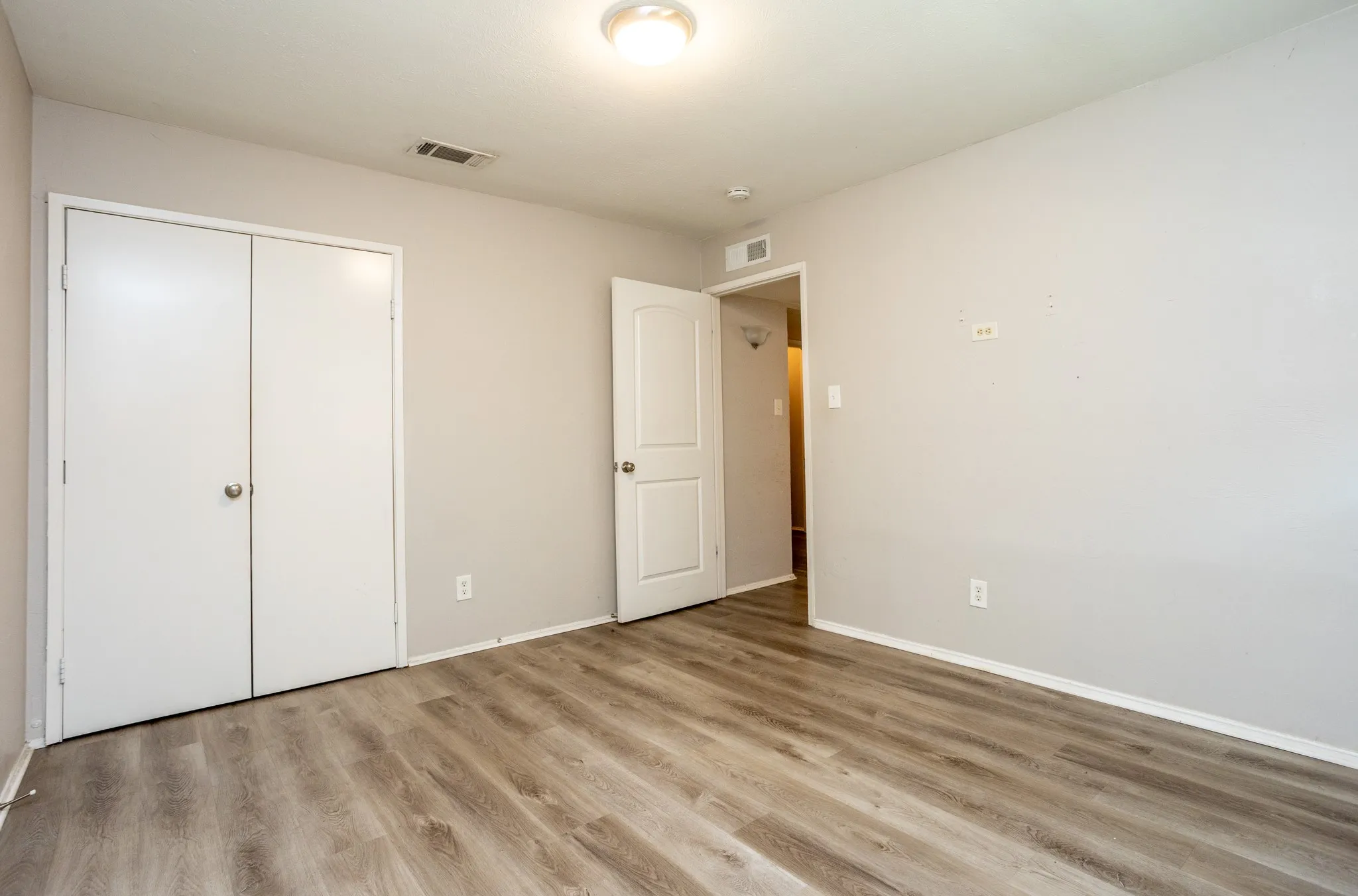 Single Family Residence For Sale in Dallas County , 649 Eagle Drive, De Soto, Texas 75115, 3 Bedroom, 2 Bathroom, 2 Garage spaces, 1,788 Sqft, built in 1980, mls#21333141, Real Estate Agent in De Soto, Homes For Sale in Dallas county, Homes For Sale in De Soto, Realtor in De Soto Texas, Real Estate Brokerage Independent Realty Texas, Luminita Cordes Realtor