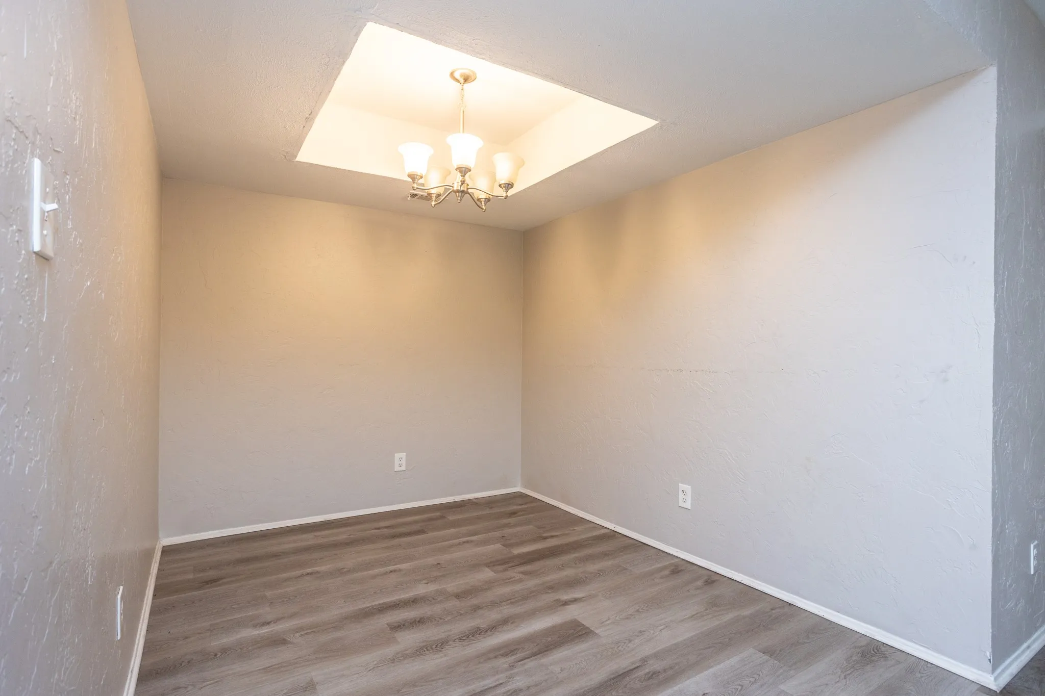 Single Family Residence For Sale in Dallas County , 649 Eagle Drive, De Soto, Texas 75115, 3 Bedroom, 2 Bathroom, 2 Garage spaces, 1,788 Sqft, built in 1980, mls#21333141, Real Estate Agent in De Soto, Homes For Sale in Dallas county, Homes For Sale in De Soto, Realtor in De Soto Texas, Real Estate Brokerage Independent Realty Texas, Luminita Cordes Realtor