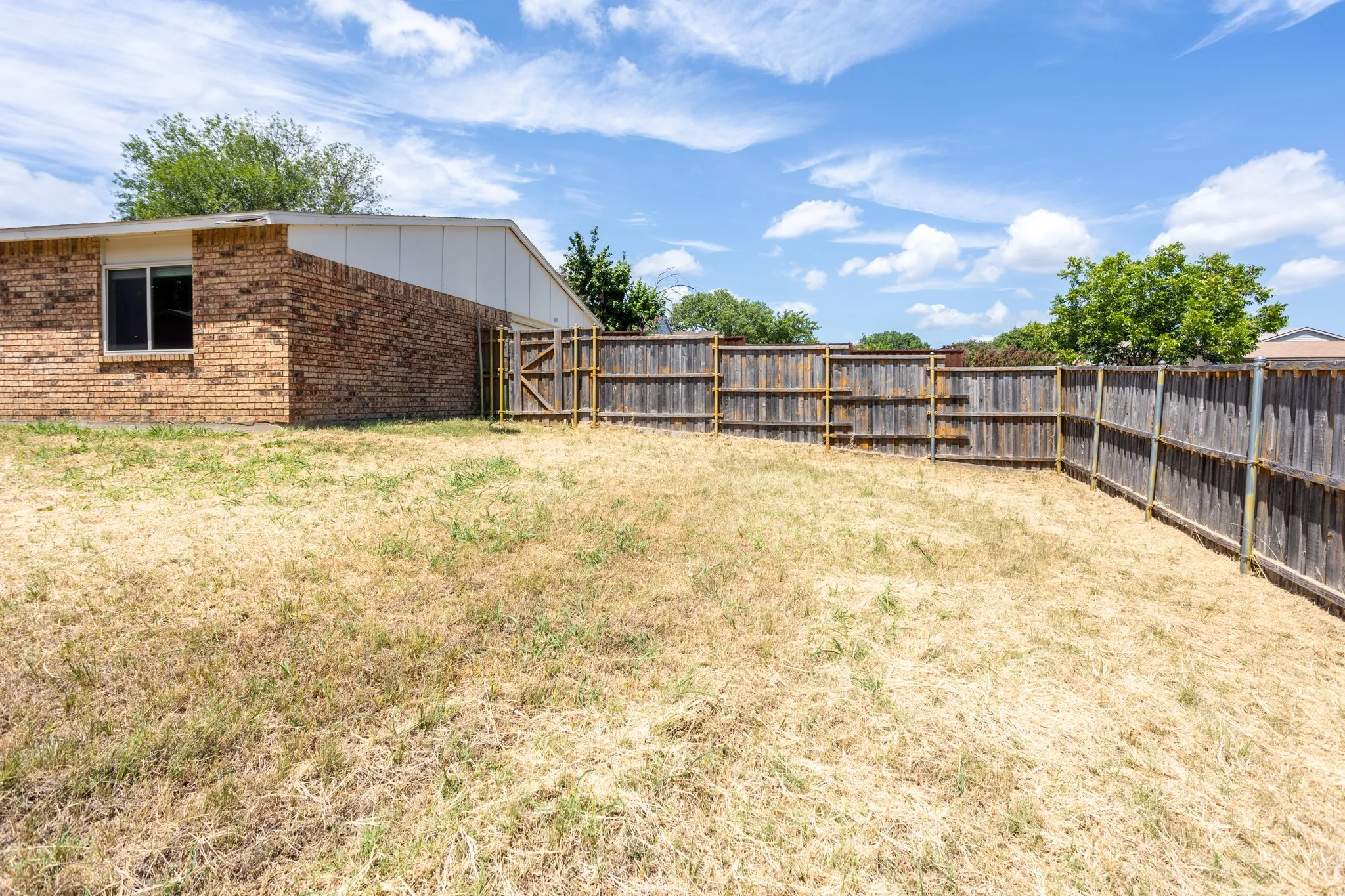 Single Family Residence For Sale in Dallas County , 649 Eagle Drive, De Soto, Texas 75115, 3 Bedroom, 2 Bathroom, 2 Garage spaces, 1,788 Sqft, built in 1980, mls#21333141, Real Estate Agent in De Soto, Homes For Sale in Dallas county, Homes For Sale in De Soto, Realtor in De Soto Texas, Real Estate Brokerage Independent Realty Texas, Luminita Cordes Realtor
