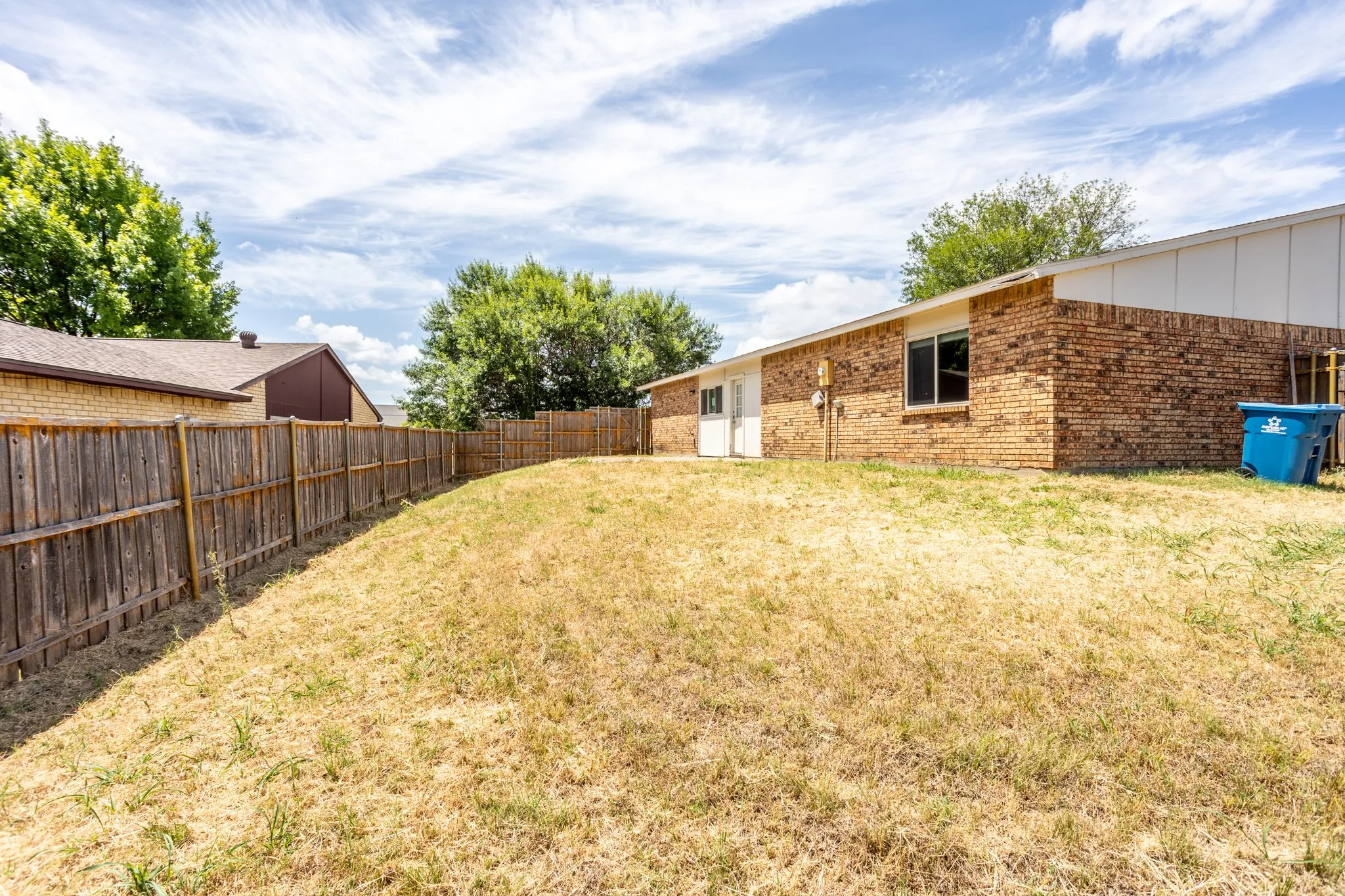 Single Family Residence For Sale in Dallas County , 649 Eagle Drive, De Soto, Texas 75115, 3 Bedroom, 2 Bathroom, 2 Garage spaces, 1,788 Sqft, built in 1980, mls#21333141, Real Estate Agent in De Soto, Homes For Sale in Dallas county, Homes For Sale in De Soto, Realtor in De Soto Texas, Real Estate Brokerage Independent Realty Texas, Luminita Cordes Realtor