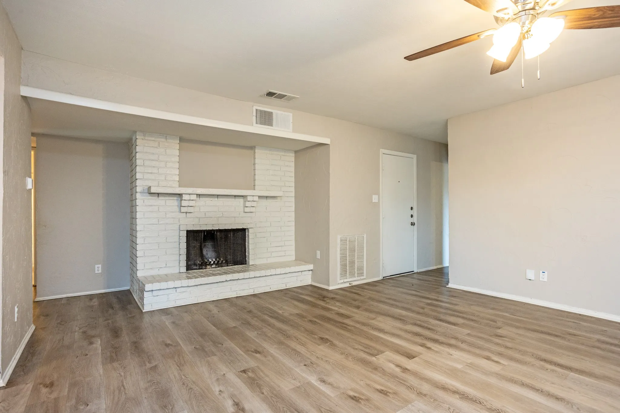 Single Family Residence For Sale in Dallas County , 649 Eagle Drive, De Soto, Texas 75115, 3 Bedroom, 2 Bathroom, 2 Garage spaces, 1,788 Sqft, built in 1980, mls#21333141, Real Estate Agent in De Soto, Homes For Sale in Dallas county, Homes For Sale in De Soto, Realtor in De Soto Texas, Real Estate Brokerage Independent Realty Texas, Luminita Cordes Realtor