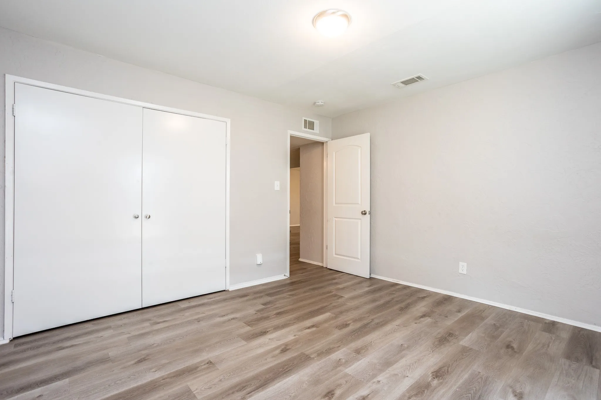 Single Family Residence For Sale in Dallas County , 649 Eagle Drive, De Soto, Texas 75115, 3 Bedroom, 2 Bathroom, 2 Garage spaces, 1,788 Sqft, built in 1980, mls#21333141, Real Estate Agent in De Soto, Homes For Sale in Dallas county, Homes For Sale in De Soto, Realtor in De Soto Texas, Real Estate Brokerage Independent Realty Texas, Luminita Cordes Realtor