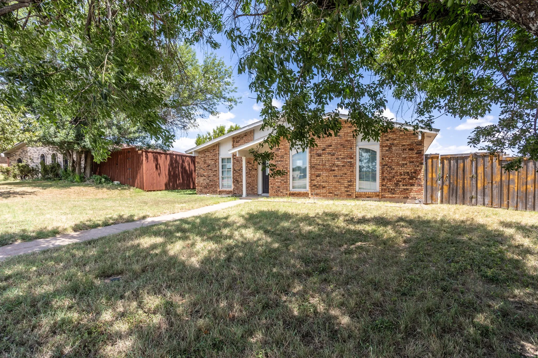 Single Family Residence For Sale in Dallas County , 649 Eagle Drive, De Soto, Texas 75115, 3 Bedroom, 2 Bathroom, 2 Garage spaces, 1,788 Sqft, built in 1980, mls#21333141, Real Estate Agent in De Soto, Homes For Sale in Dallas county, Homes For Sale in De Soto, Realtor in De Soto Texas, Real Estate Brokerage Independent Realty Texas, Luminita Cordes Realtor