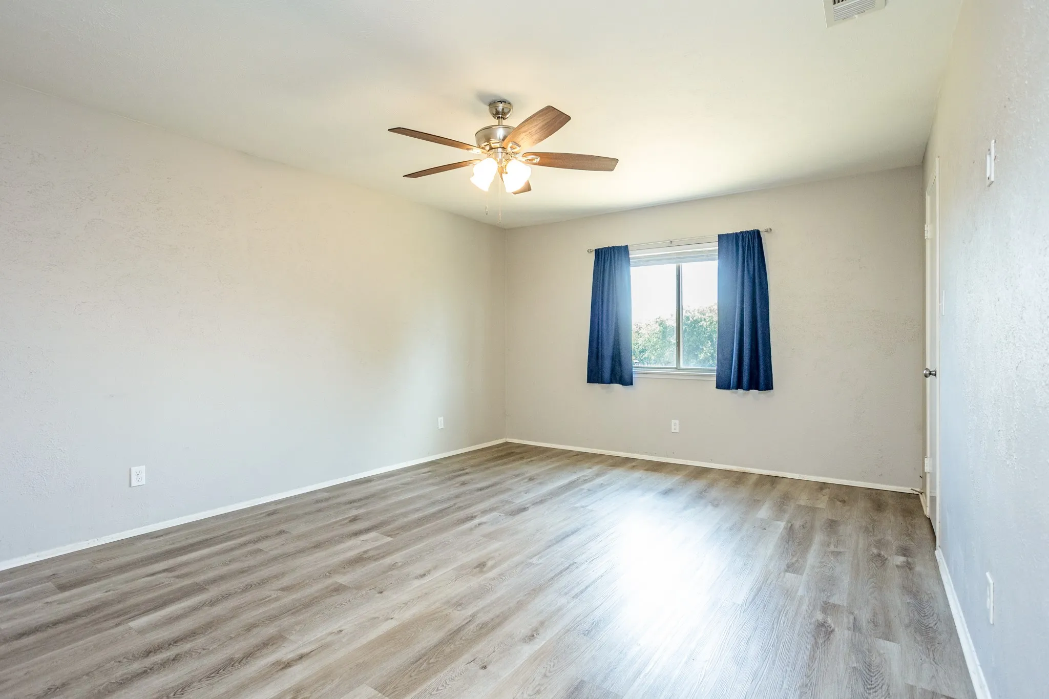 Single Family Residence For Sale in Dallas County , 649 Eagle Drive, De Soto, Texas 75115, 3 Bedroom, 2 Bathroom, 2 Garage spaces, 1,788 Sqft, built in 1980, mls#21333141, Real Estate Agent in De Soto, Homes For Sale in Dallas county, Homes For Sale in De Soto, Realtor in De Soto Texas, Real Estate Brokerage Independent Realty Texas, Luminita Cordes Realtor