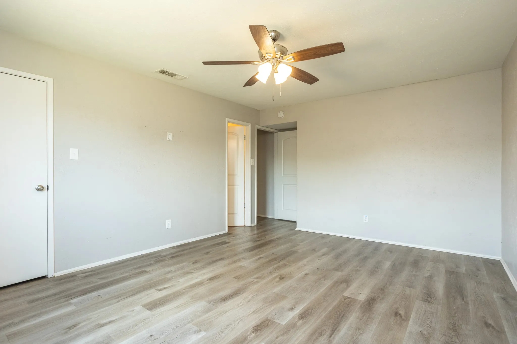 Single Family Residence For Sale in Dallas County , 649 Eagle Drive, De Soto, Texas 75115, 3 Bedroom, 2 Bathroom, 2 Garage spaces, 1,788 Sqft, built in 1980, mls#21333141, Real Estate Agent in De Soto, Homes For Sale in Dallas county, Homes For Sale in De Soto, Realtor in De Soto Texas, Real Estate Brokerage Independent Realty Texas, Luminita Cordes Realtor