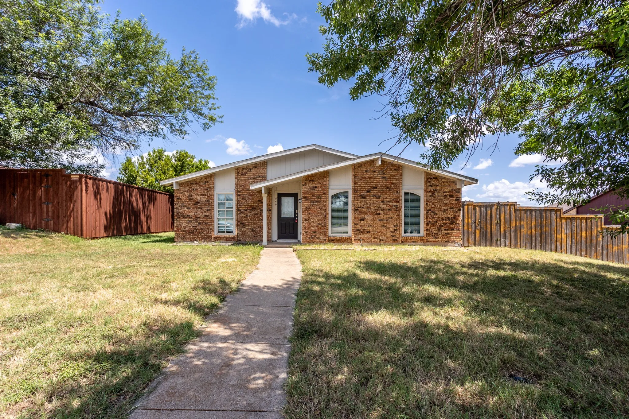 Single Family Residence For Sale in Dallas County , 649 Eagle Drive, De Soto, Texas 75115, 3 Bedroom, 2 Bathroom, 2 Garage spaces, 1,788 Sqft, built in 1980, mls#21333141, Real Estate Agent in De Soto, Homes For Sale in Dallas county, Homes For Sale in De Soto, Realtor in De Soto Texas, Real Estate Brokerage Independent Realty Texas, Luminita Cordes Realtor