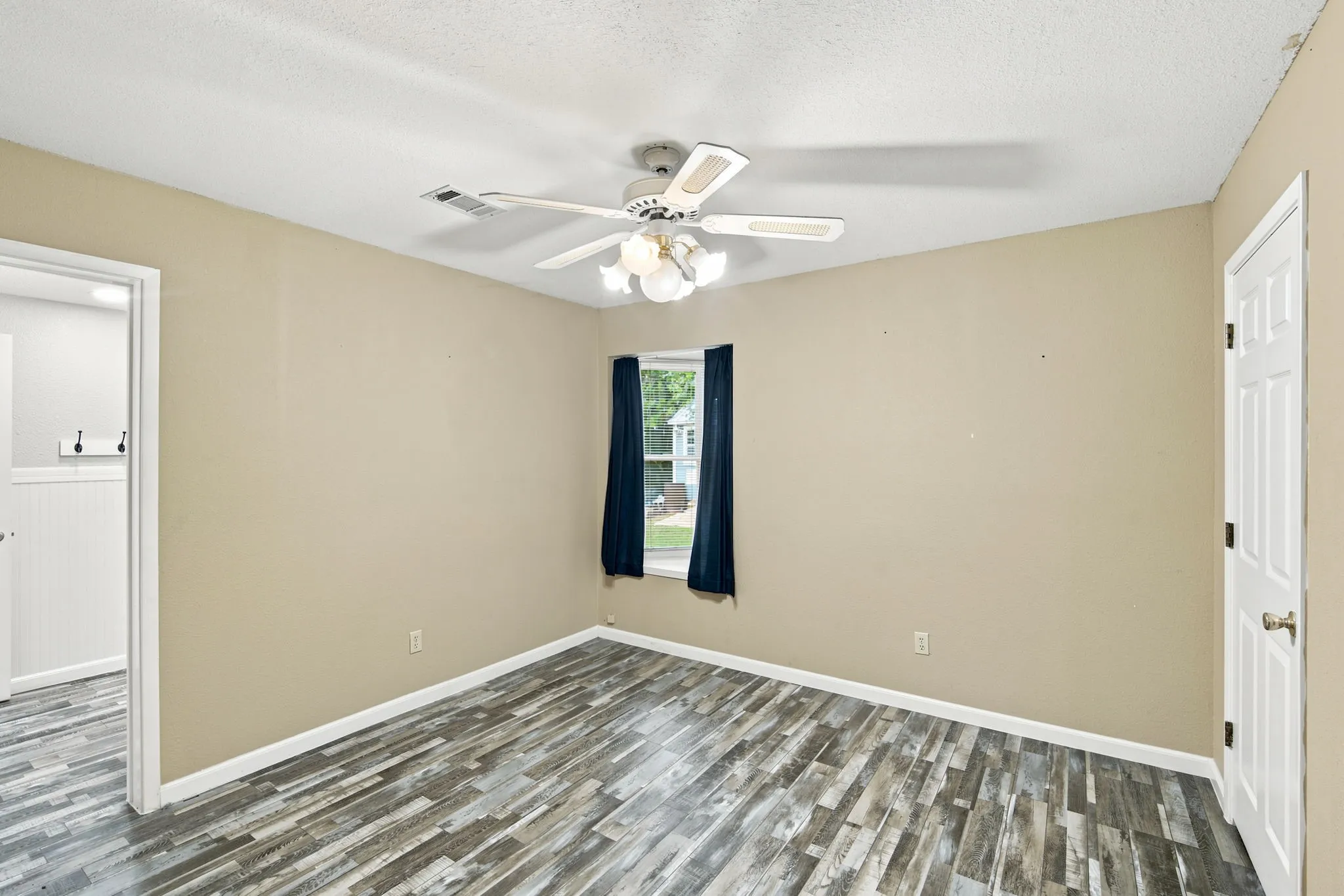 Single Family Residence For Sale in Hill County , 262 Mohon Drive, Whitney, Texas 76692, 5 Bedroom, 2 Bathroom, 2 Garage spaces, 2,144 Sqft, built in 1980, mls#21325537, Real Estate Agent in Whitney, Homes For Sale in Hill county, Homes For Sale in Whitney, Realtor in Whitney Texas, Real Estate Brokerage Independent Realty Texas, Luminita Cordes Realtor