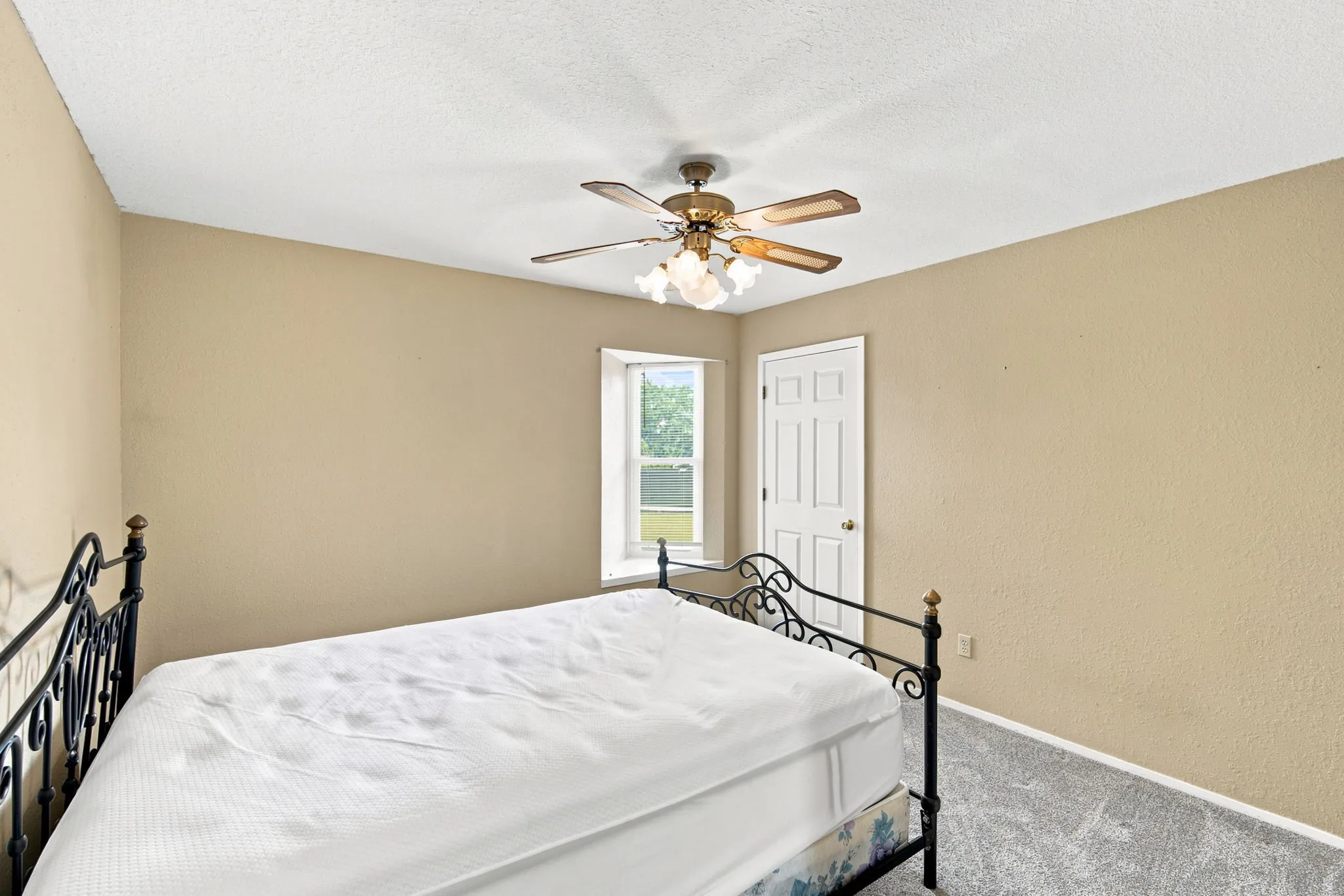 Single Family Residence For Sale in Hill County , 262 Mohon Drive, Whitney, Texas 76692, 5 Bedroom, 2 Bathroom, 2 Garage spaces, 2,144 Sqft, built in 1980, mls#21325537, Real Estate Agent in Whitney, Homes For Sale in Hill county, Homes For Sale in Whitney, Realtor in Whitney Texas, Real Estate Brokerage Independent Realty Texas, Luminita Cordes Realtor