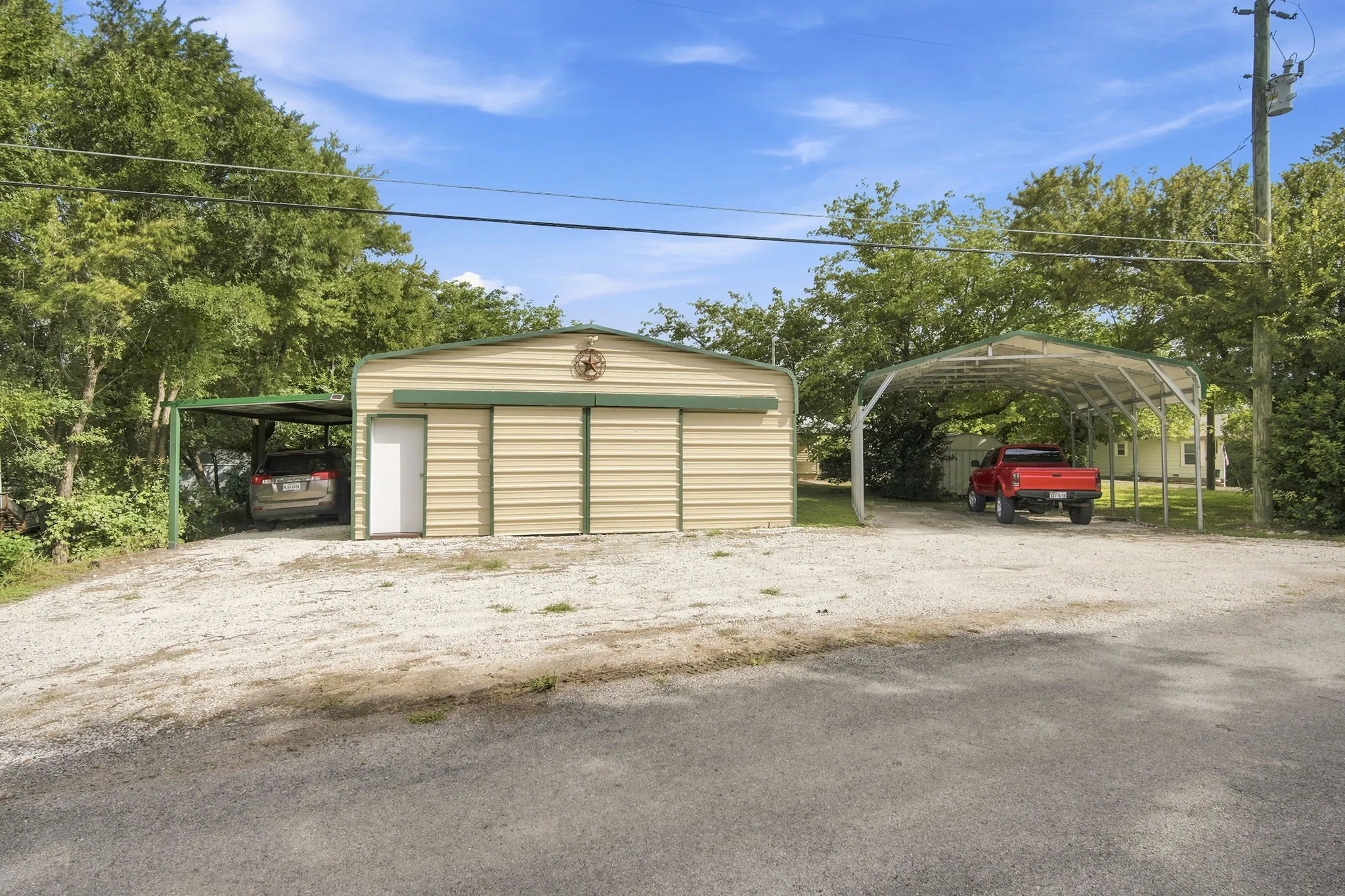 Single Family Residence For Sale in Hill County , 262 Mohon Drive, Whitney, Texas 76692, 5 Bedroom, 2 Bathroom, 2 Garage spaces, 2,144 Sqft, built in 1980, mls#21325537, Real Estate Agent in Whitney, Homes For Sale in Hill county, Homes For Sale in Whitney, Realtor in Whitney Texas, Real Estate Brokerage Independent Realty Texas, Luminita Cordes Realtor