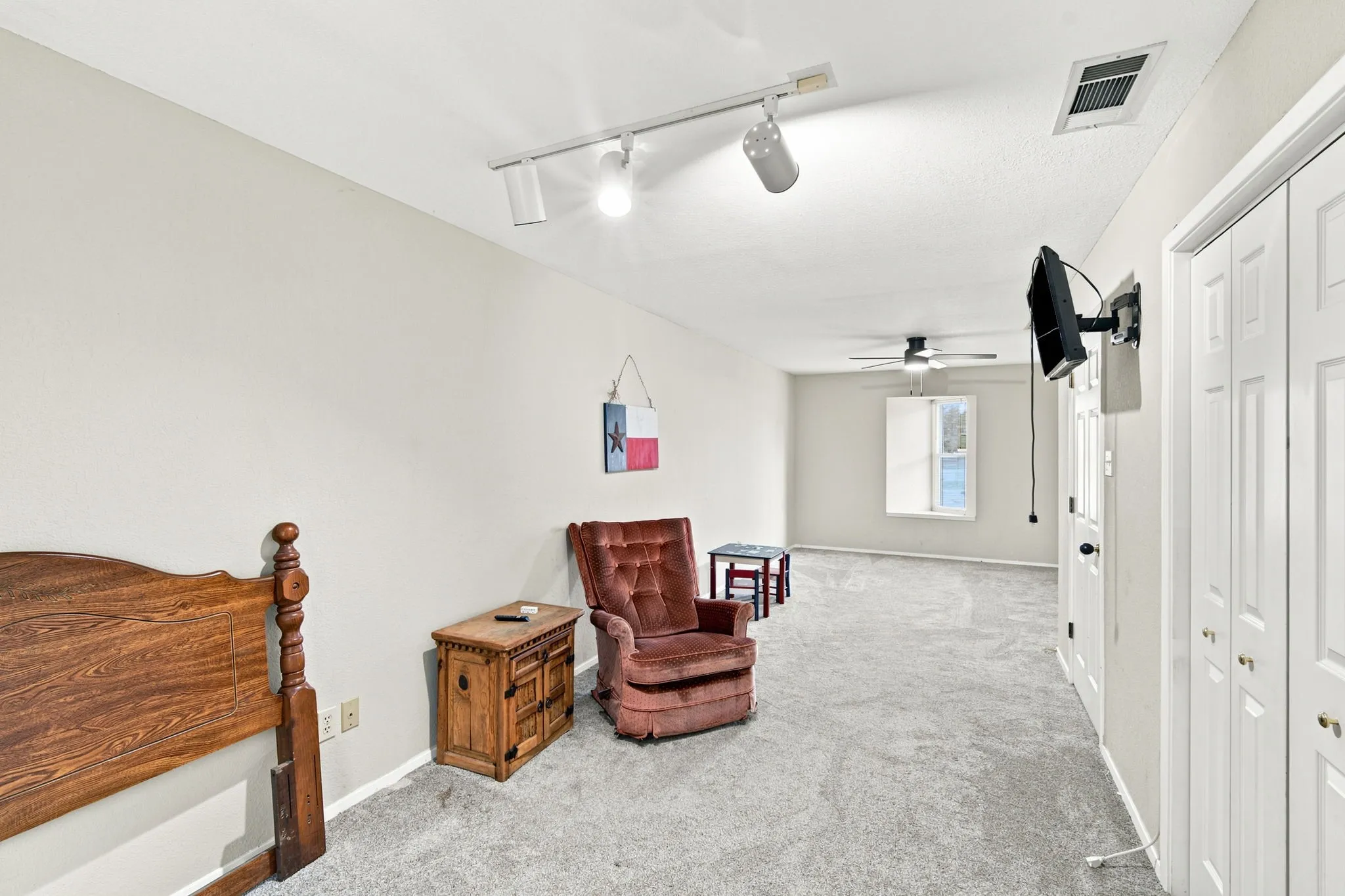 Single Family Residence For Sale in Hill County , 262 Mohon Drive, Whitney, Texas 76692, 5 Bedroom, 2 Bathroom, 2 Garage spaces, 2,144 Sqft, built in 1980, mls#21325537, Real Estate Agent in Whitney, Homes For Sale in Hill county, Homes For Sale in Whitney, Realtor in Whitney Texas, Real Estate Brokerage Independent Realty Texas, Luminita Cordes Realtor