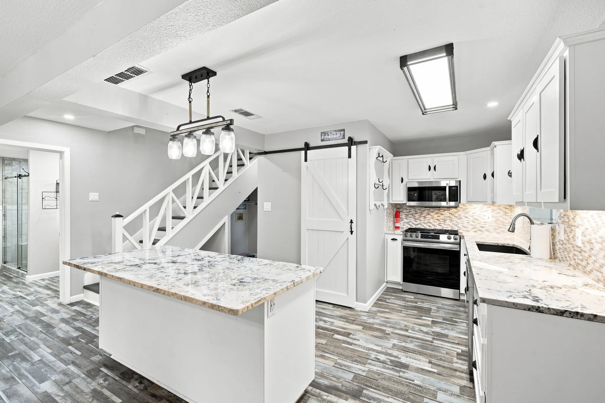 Single Family Residence For Sale in Hill County , 262 Mohon Drive, Whitney, Texas 76692, 5 Bedroom, 2 Bathroom, 2 Garage spaces, 2,144 Sqft, built in 1980, mls#21325537, Real Estate Agent in Whitney, Homes For Sale in Hill county, Homes For Sale in Whitney, Realtor in Whitney Texas, Real Estate Brokerage Independent Realty Texas, Luminita Cordes Realtor